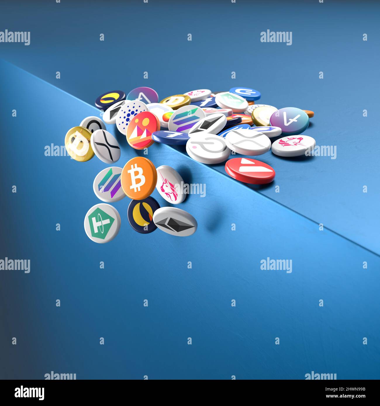 Crash of Crypto Currencies Concept: Logo delle principali valute cripto come Bitcoin, Ethereum, Dogecoin, Solana, Tether, Terra, Ripple, Litecoin, Pol Foto Stock