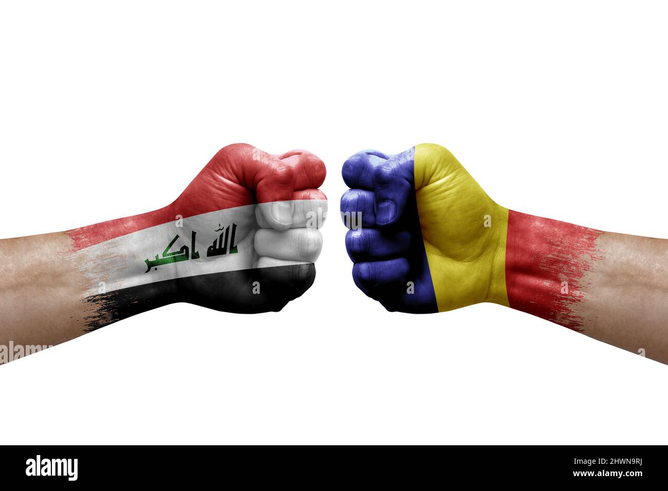 Due mani si pugno l'una all'altra su sfondo bianco. Bandiere di paese dipinte pugni, conflitto concetto di crisi tra iraq e romania Foto Stock