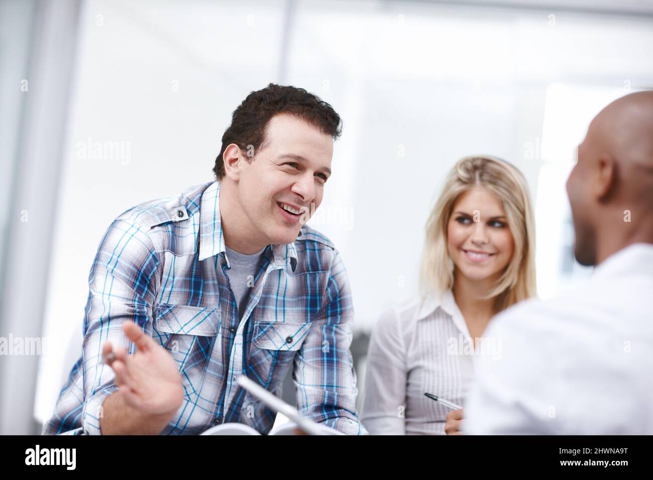 Ha fiducia nelle capacità dei membri del suo team. Un gruppo di professionisti che hanno una discussione sul lavoro. Foto Stock