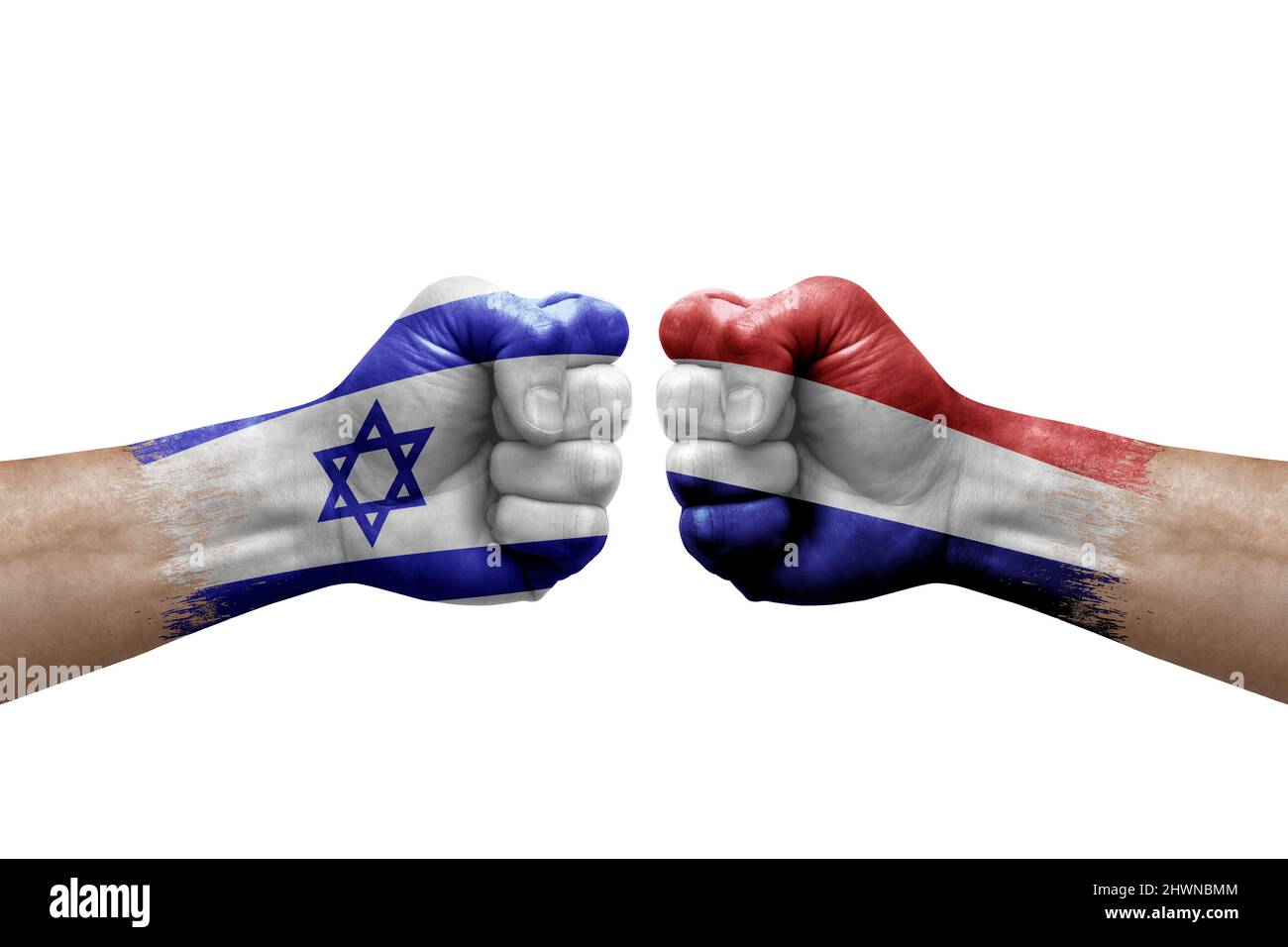 Due mani si pugno l'una all'altra su sfondo bianco. Bandiere di paese dipinte pugni, conflitto concetto di crisi tra israele e paesi bassi Foto Stock