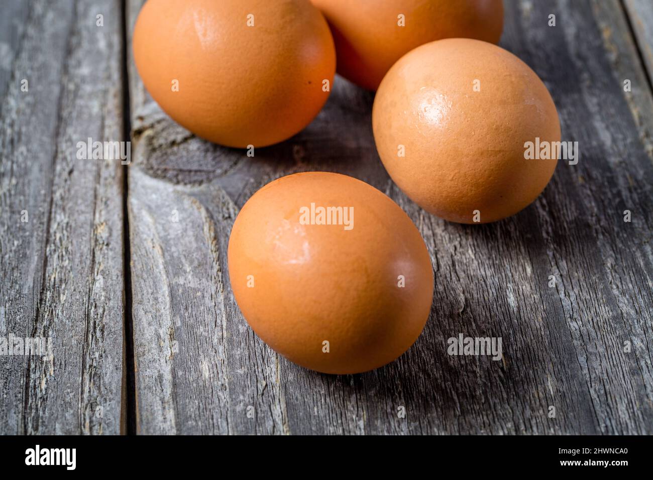 Uova di pollo su tavola di legno Foto Stock