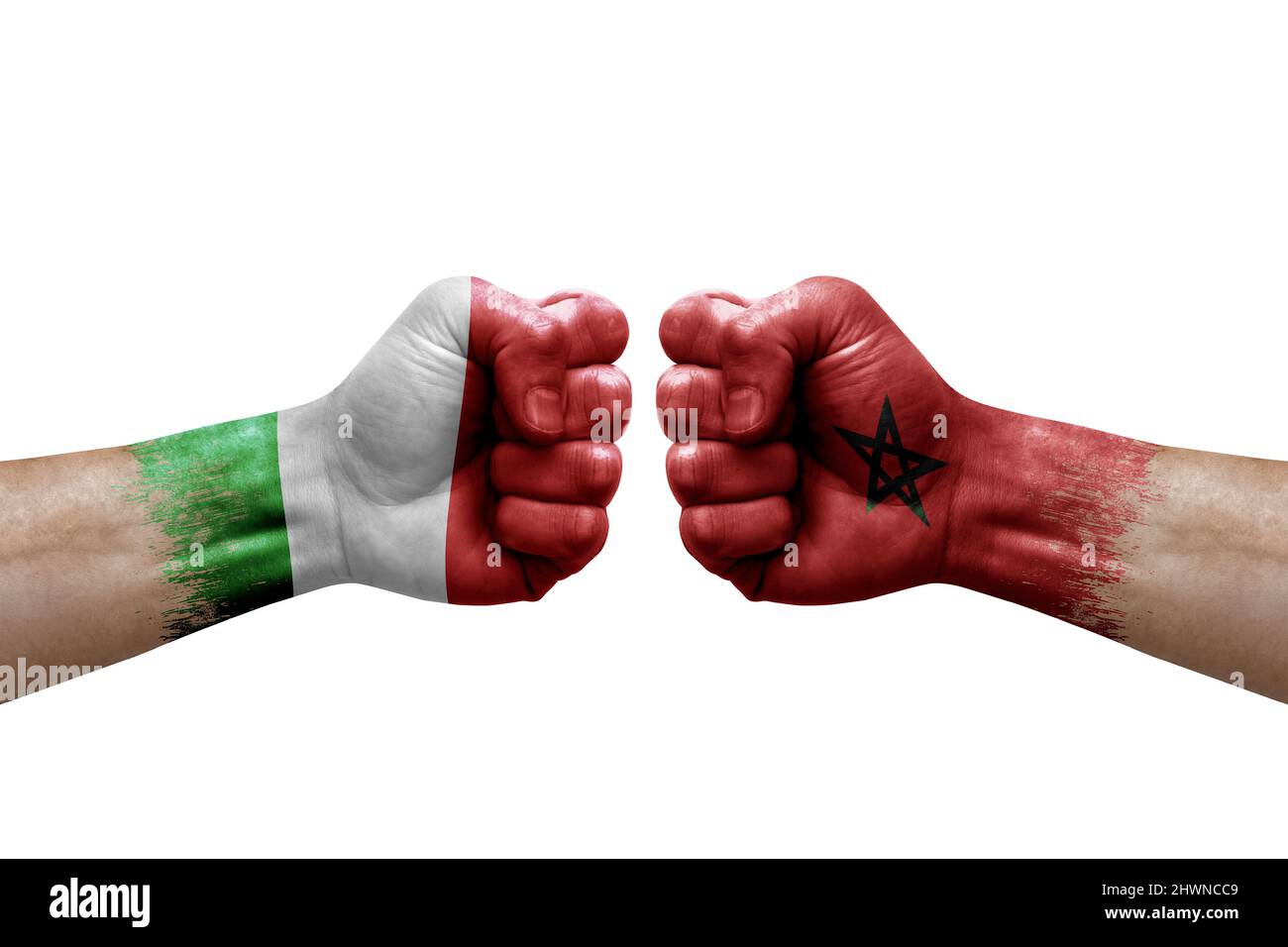 Due mani si pugno l'una all'altra su sfondo bianco. Bandiere di paese dipinte pugni, conflitto concetto di crisi tra italia e marocco Foto Stock