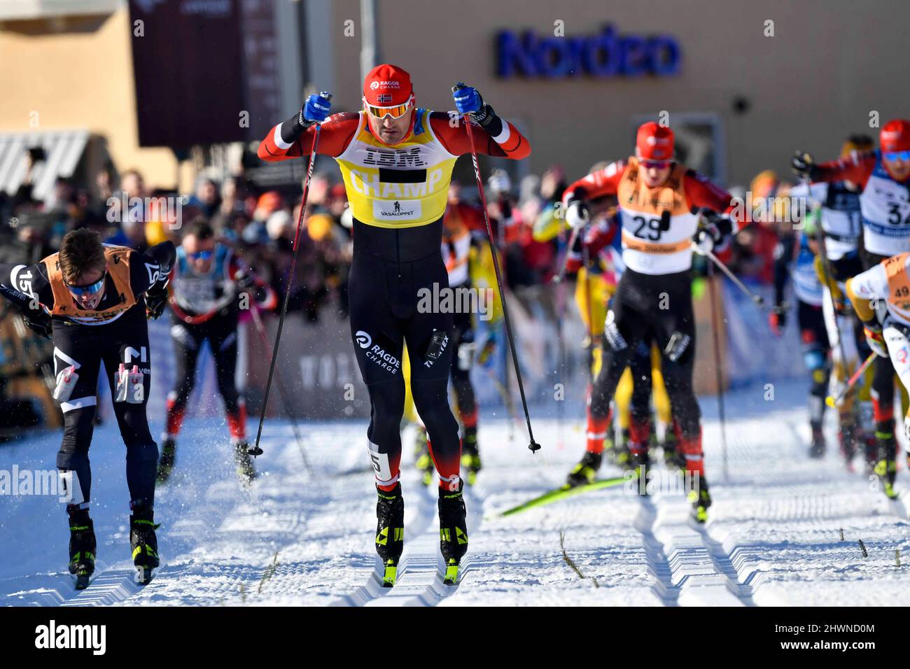 (220307) -- SVEZIA, 7 marzo 2022 (Xinhua) -- Andreas Nygard (fronte 2nd L) della Norvegia compete durante la corsa di 90 chilometri del 100th anniversario della corsa di sci classica svedese Vasaloppet il 6 marzo 2022. (Vasaloppet/handout via Xinhua) Foto Stock