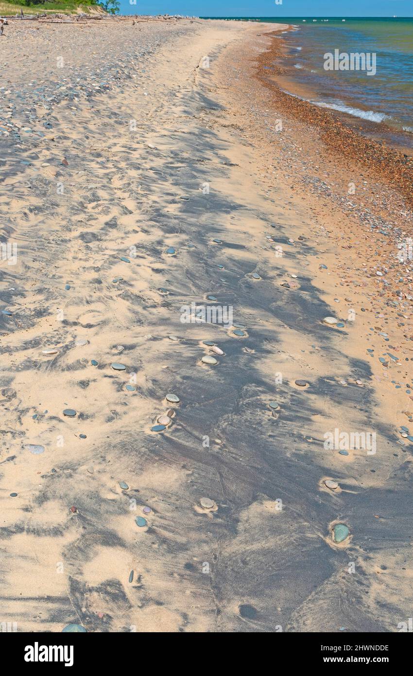Spiagge colorate sulla riva dei grandi Laghi a Whitefish Point nel Michigan Foto Stock