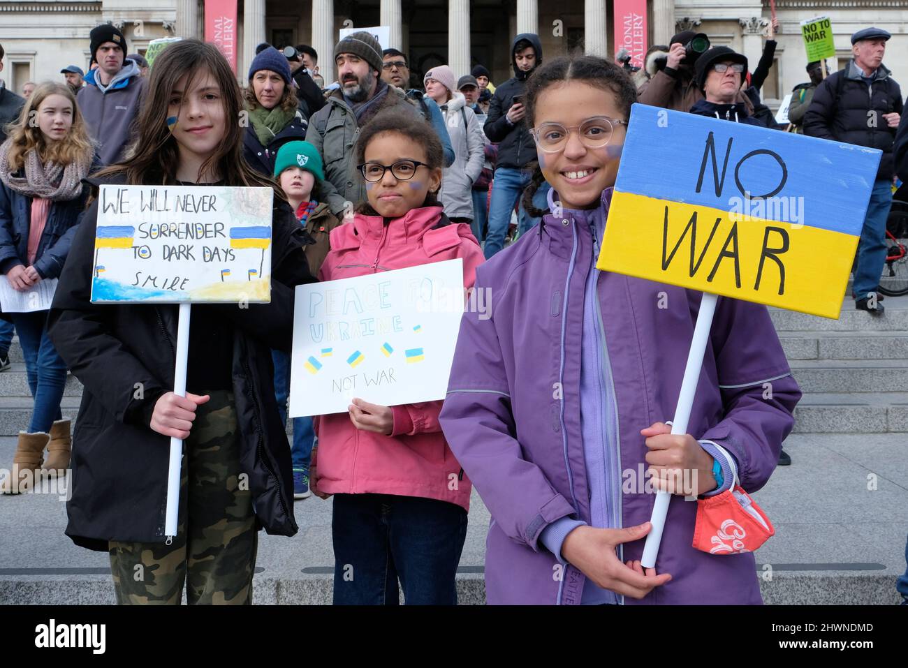 Londra, Regno Unito, 6th marzo 2022. Centinaia di persone si sono riunite in una marcia anti-guerra che chiedeva la fine del conflitto in Ucraina, attraverso i negoziati di pace. L'evento è stato organizzato dalla Stop the War Coalition. Credit: Undicesima ora Fotografia/Alamy Live News Foto Stock