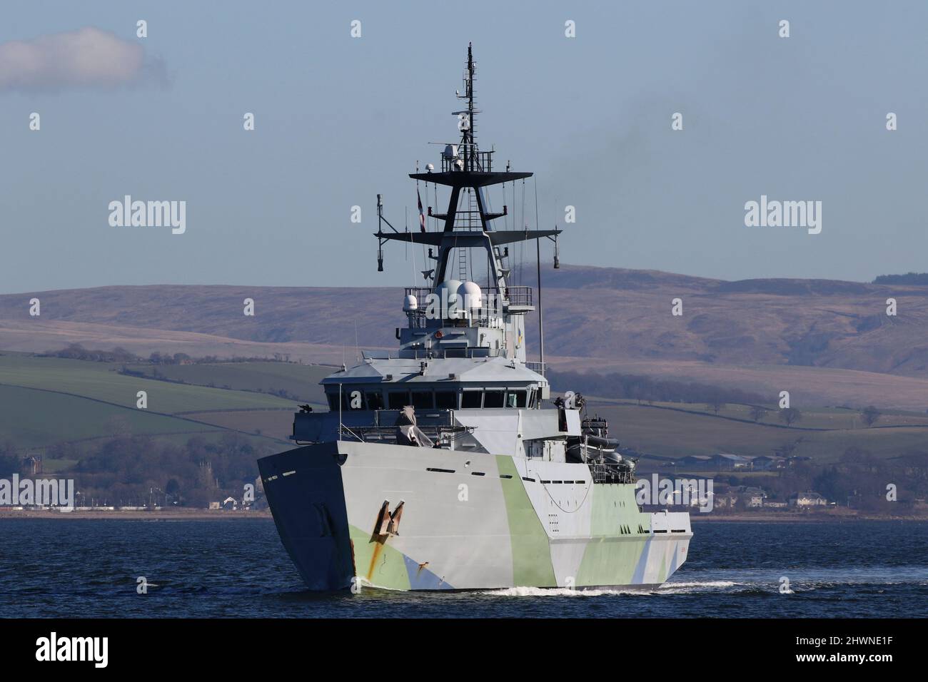 HMS Severn (P282), una nave di pattuglia di classe River Batch 1 gestita dalla Royal Navy, passando per Greenock sul Firth di Clyde, mentre si dirigeva indietro verso il Clyde dopo una visita al porto di Glasgow. La nave indossa ancora il sistema di camuffamento dell'approccio occidentale, che è stato applicato per la sua cerimonia di rimessa in servizio nell'agosto del 2021, come omaggio a quelli che hanno combattuto nella battaglia dell'Atlantico. Foto Stock