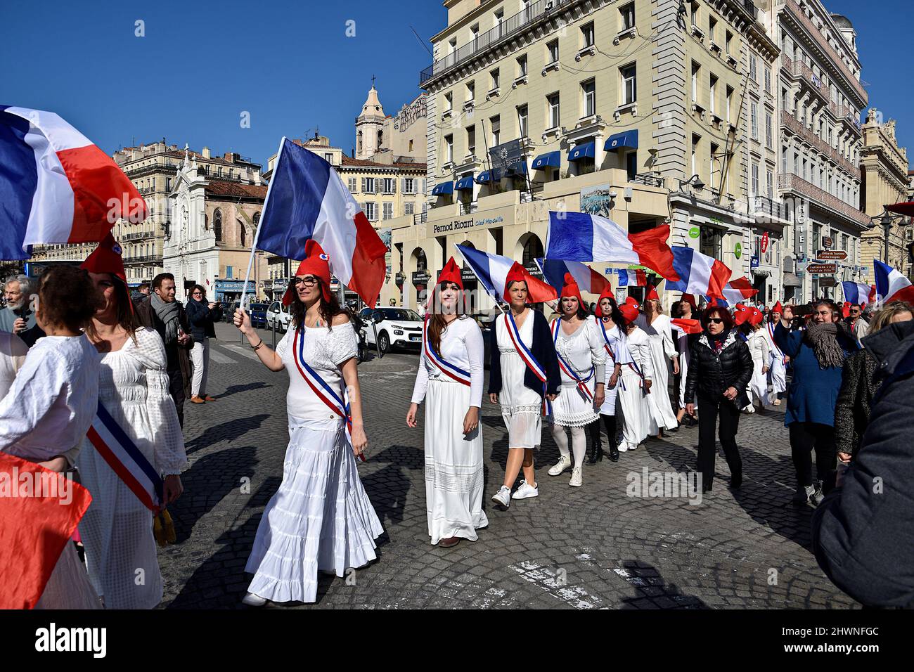 Marsiglia, Francia. 26th Feb 2022. Le donne vestite come 'arianne' con caps frigio reggono le bandiere francesi durante la manifestazione. Le donne vestite come la 'arianne' (simbolo della libertà in Francia) dimostrano a Marsiglia contro misure draconiane come il passo di vaccinazione imposto dal governo francese. Credit: SOPA Images Limited/Alamy Live News Foto Stock