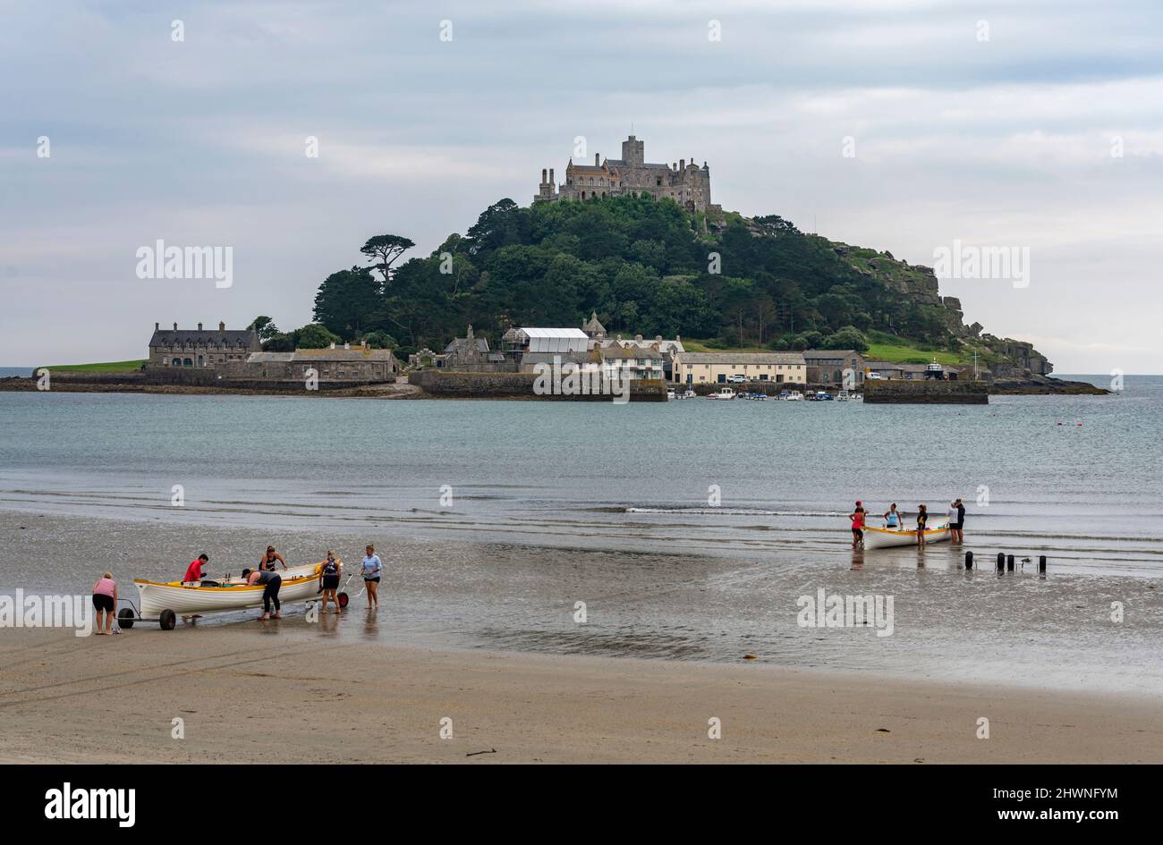 Saint Michael's Mount, Cornovaglia, Inghilterra, UK-Luglio 24 2021: Le donne del Mount's Bay Pilot Gig Club si preparano per il canottaggio intorno a Saint Michael's Mount, d Foto Stock