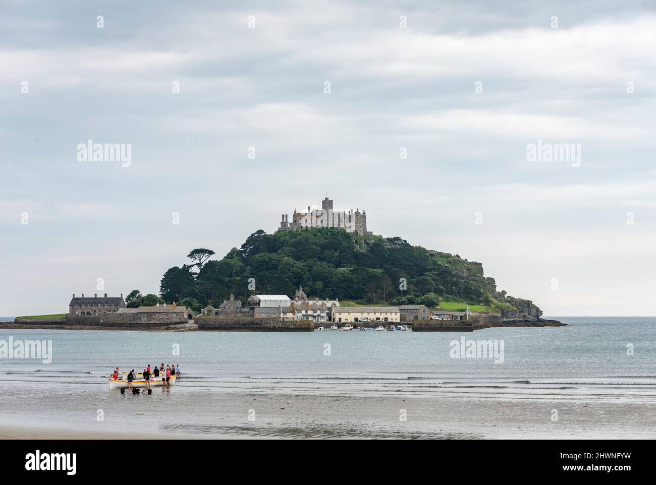 Saint Michael's Mount, Cornovaglia, Inghilterra, UK-Luglio 24 2021: Le donne del Mount's Bay Pilot Gig Club si preparano per il canottaggio intorno a Saint Michael's Mount, d Foto Stock