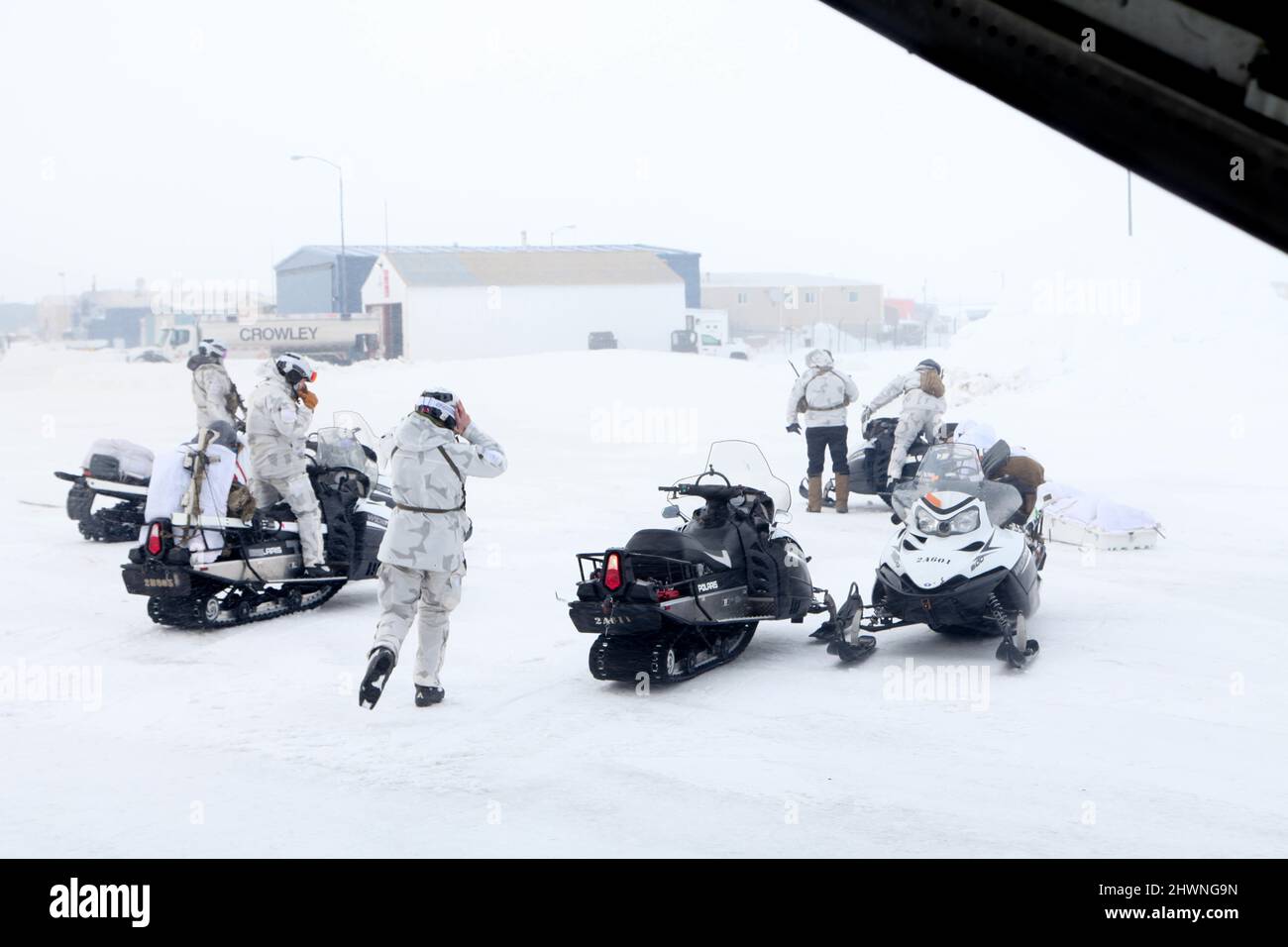 Le forze speciali dell'esercito degli Stati Uniti assegnate a 10th Gruppo di forze speciali (Airborne) preparano le loro attrezzature per l'esercitazione del bordo artico a Noatak, Alaska, 3 marzo 2022. Arctic Edge 2022 è un'esercitazione del comando del Nord degli Stati Uniti ospitata da Alaskan Command che consente al comando delle operazioni speciali del Nord di dimostrare le sue speciali capacità operative in condizioni climatiche estreme. (STATI UNITI Foto dell'esercito di Sgt. Stefan italiano) Foto Stock