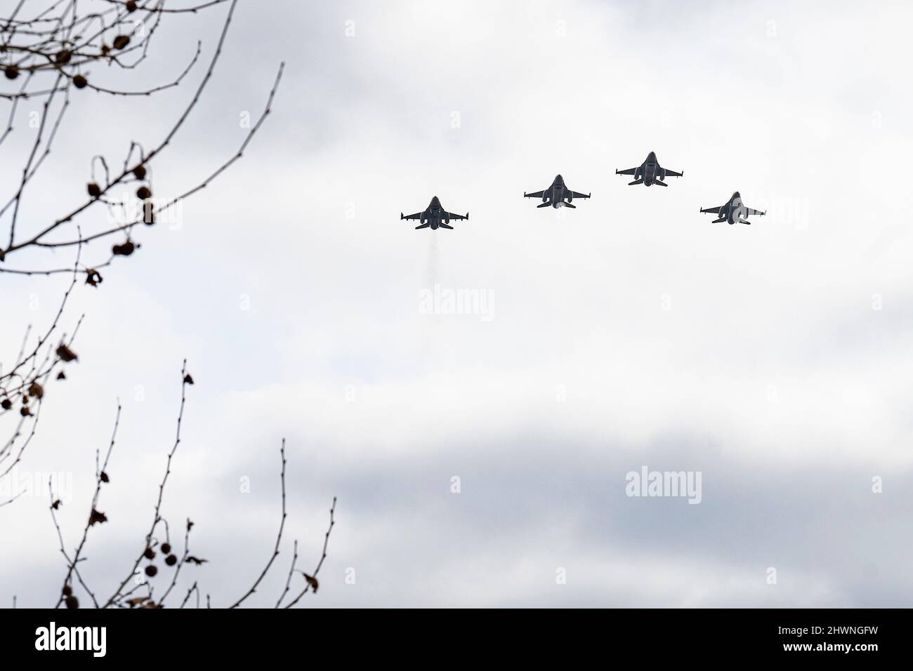 L'Aeronautica militare statunitense F-16 Fighting Falcon Aircraft, insieme all'Aeronautica militare rumena F-16s, vola in formazione durante un volo commemorativo sulla città di Bucarest, Romania, 6 marzo 2022. Il volo commemorativo ha mostrato solidarietà e forza di partenariato durante un momento di ricordo per gli otto membri militari rumeni che hanno perso la vita in un recente incidente aereo. (STATI UNITI Air Force foto di Senior Airman Ali Stewart) Foto Stock