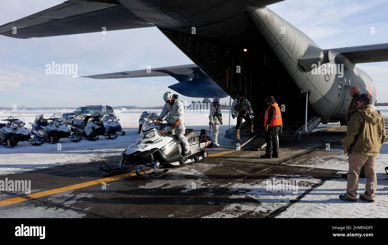 Una beretta verde dell'esercito degli Stati Uniti assegnata a 10th Special Forces Group (Airborne) inverte una motoslitta su una US Air Force C-130 Hercules con il 731st Airlift Squadron per il movimento a nord del Circolo polare Artico a sostegno dell'esercitazione ARCTIC EDGE 2022 all'aeroporto internazionale di Fairbanks, Fairbanks, Alaska, marzo 3, 2022. AE22 è un esercizio del comando del Nord degli Stati Uniti (USNORTHCOM) programmato ogni due anni, che si svolge per la prima volta nel 2018. Gli esercizi artici sono stati condotti in Alaska per gli ultimi cinque decenni con nomi diversi come JACK FROST e BRUM FROST. (STATI UNITI Foto dell'esercito dello staff Sgt. Anthony Bryan Foto Stock