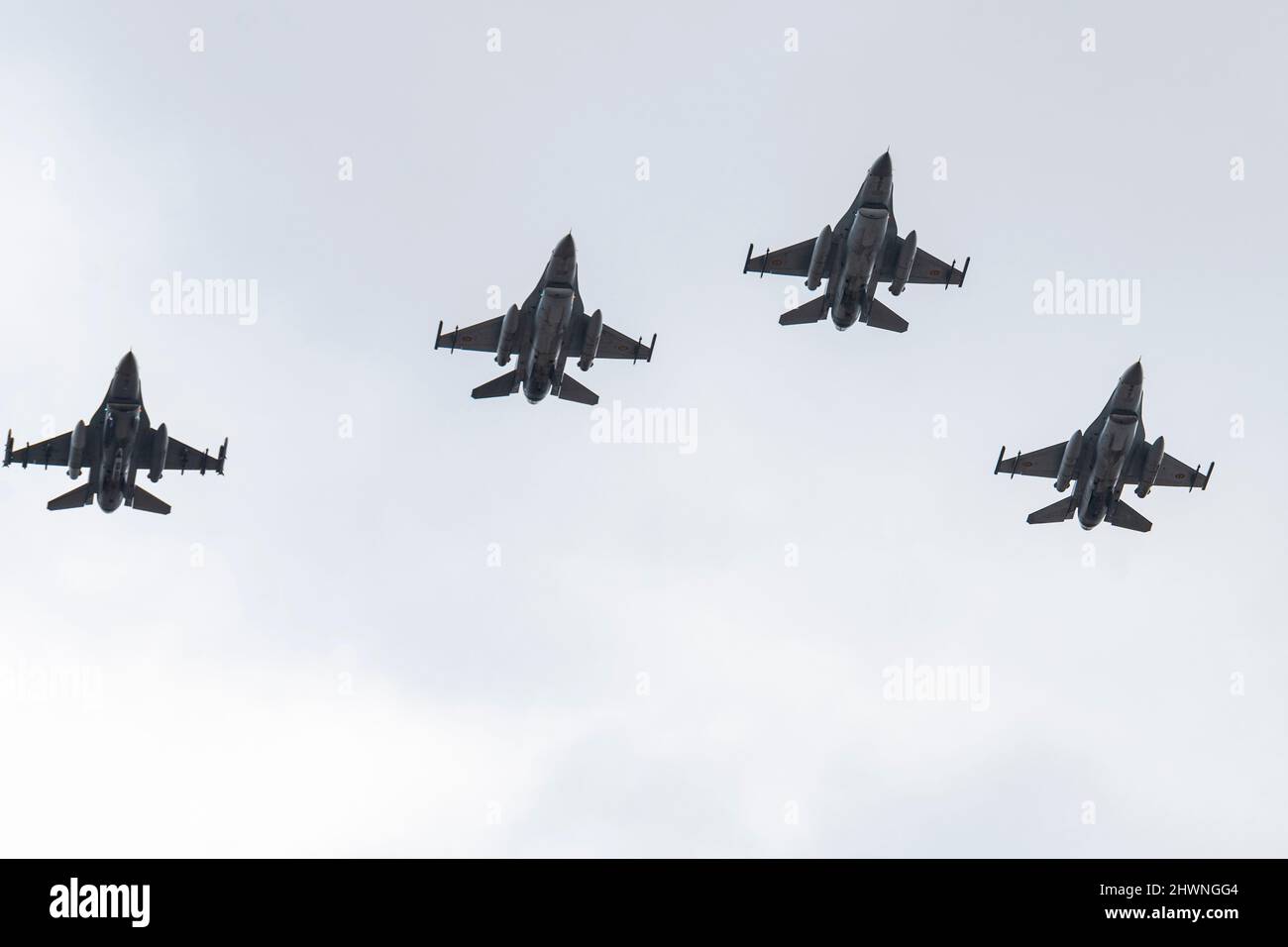 L'Aeronautica militare statunitense F-16 Fighting Falcon Aircraft, insieme all'Aeronautica militare rumena F-16s, vola in formazione durante un volo commemorativo sulla città di Bucarest, Romania, 6 marzo 2022. Il volo commemorativo ha mostrato solidarietà e forza di partenariato durante un momento di ricordo per gli otto membri militari rumeni che hanno perso la vita in un recente incidente aereo. (STATI UNITI Air Force foto di Senior Airman Ali Stewart) Foto Stock