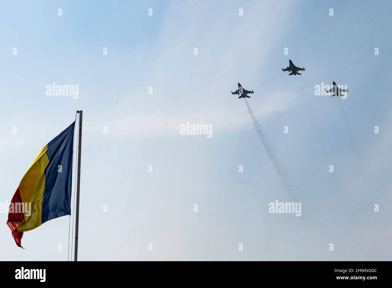 L'Aeronautica militare statunitense F-16 Fighting Falcon Aircraft, insieme all'Aeronautica militare rumena F-16s, vola in formazione durante un volo commemorativo sulla città di Constanta, Romania, 5 marzo 2022. Lo scopo del volo onorava la vita dei membri militari rumeni persi nella linea di servizio il 2 marzo. (STATI UNITI Air Force foto di Senior Airman Ali Stewart) Foto Stock