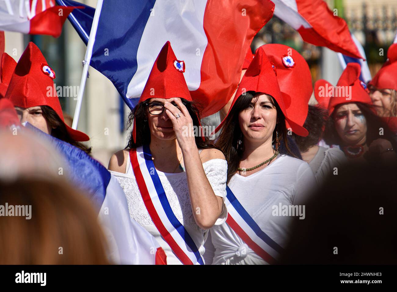 Marsiglia, Francia. 26th Feb 2022. Le donne vestite come 'arianne' con caps frigio reggono le bandiere francesi durante la manifestazione. Le donne vestite come la 'arianne' (simbolo della libertà in Francia) dimostrano a Marsiglia contro misure draconiane come il passo di vaccinazione imposto dal governo francese. (Foto di Gerard Bottino/SOPA Images/Sipa USA) Credit: Sipa USA/Alamy Live News Foto Stock