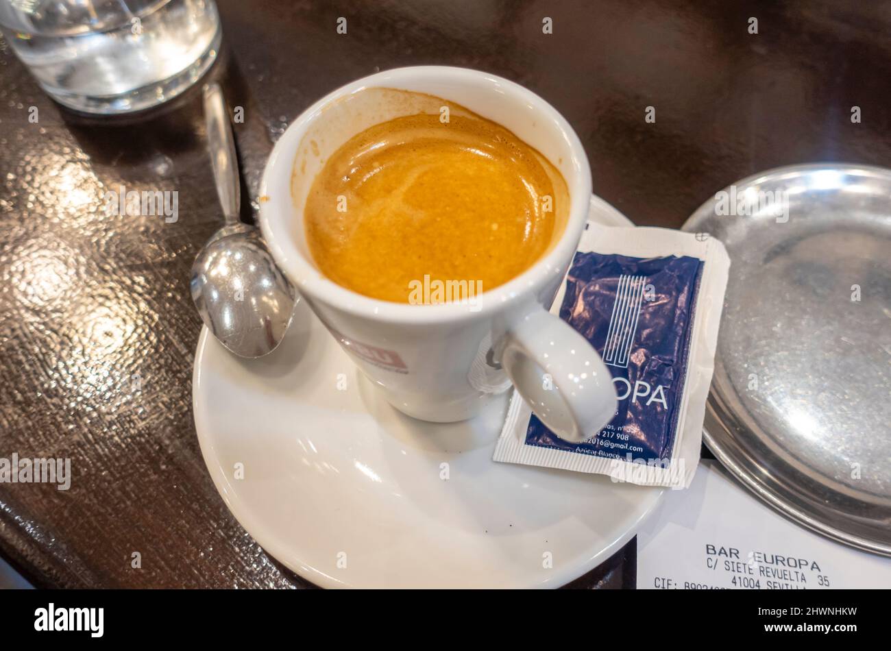 Caffè con latte servito nel bar andaluso in stile art nouveau Europa, Alfalfa, Siviglia, Spagna Foto Stock