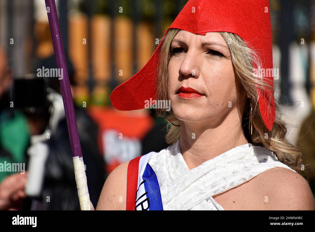 Marsiglia, Francia. 26th Feb 2022. Una donna vestita come 'arianne' con un  cappellino frigio partecipa alla manifestazione. Le donne vestite come la  'arianne' (simbolo della libertà in Francia) dimostrano a Marsiglia contro