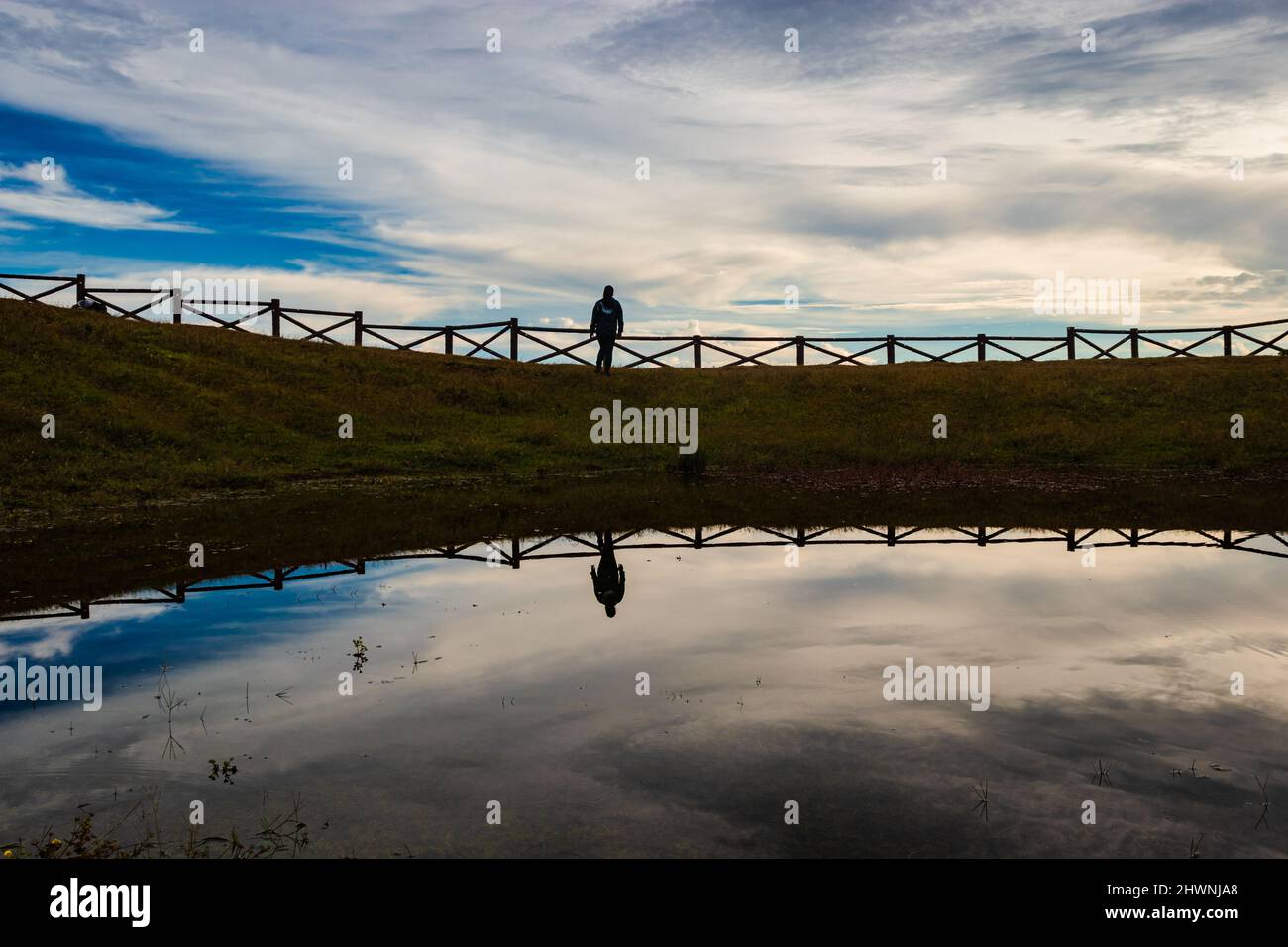 vista lago in cima alla montagna con cielo drammatico e ragazza isolata con riflessione d'acqua al mattino immagine è preso al picco di latilum shillong meghalaya india. Foto Stock