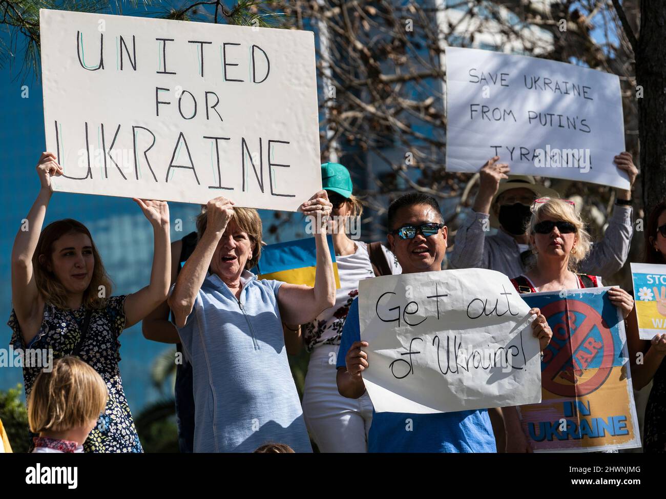 Orlando, Stati Uniti. 03rd Mar 2022. I sostenitori ucraini hanno dei cartelli durante un rally a Orlando, Florida. Il raduno per condannare il presidente Vladimir Putin e l'invasione russa dell'Ucraina. Il presidente ucraino Volodymyr Zelensky ha chiamato gli ucraini a combattere contro gli invasori russi. Credit: SOPA Images Limited/Alamy Live News Foto Stock