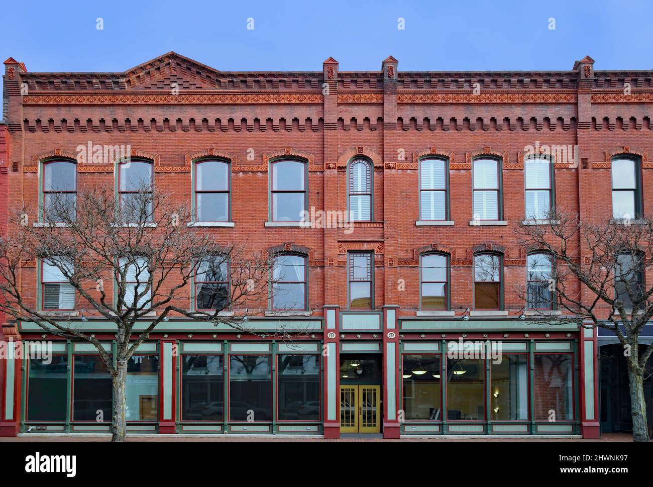 Tradizionale edificio in mattoni in stile americano 19th secolo con appartamenti al piano superiore e negozi al piano terra Foto Stock