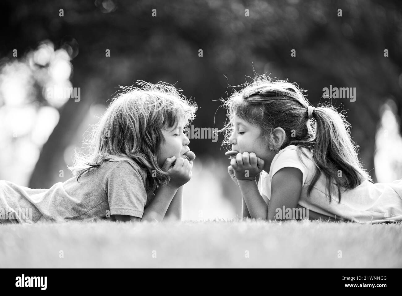 Coppia di bambini innamorati. Relazioni con bambini o bambini. Bambina  all'aperto nel parco Foto stock - Alamy