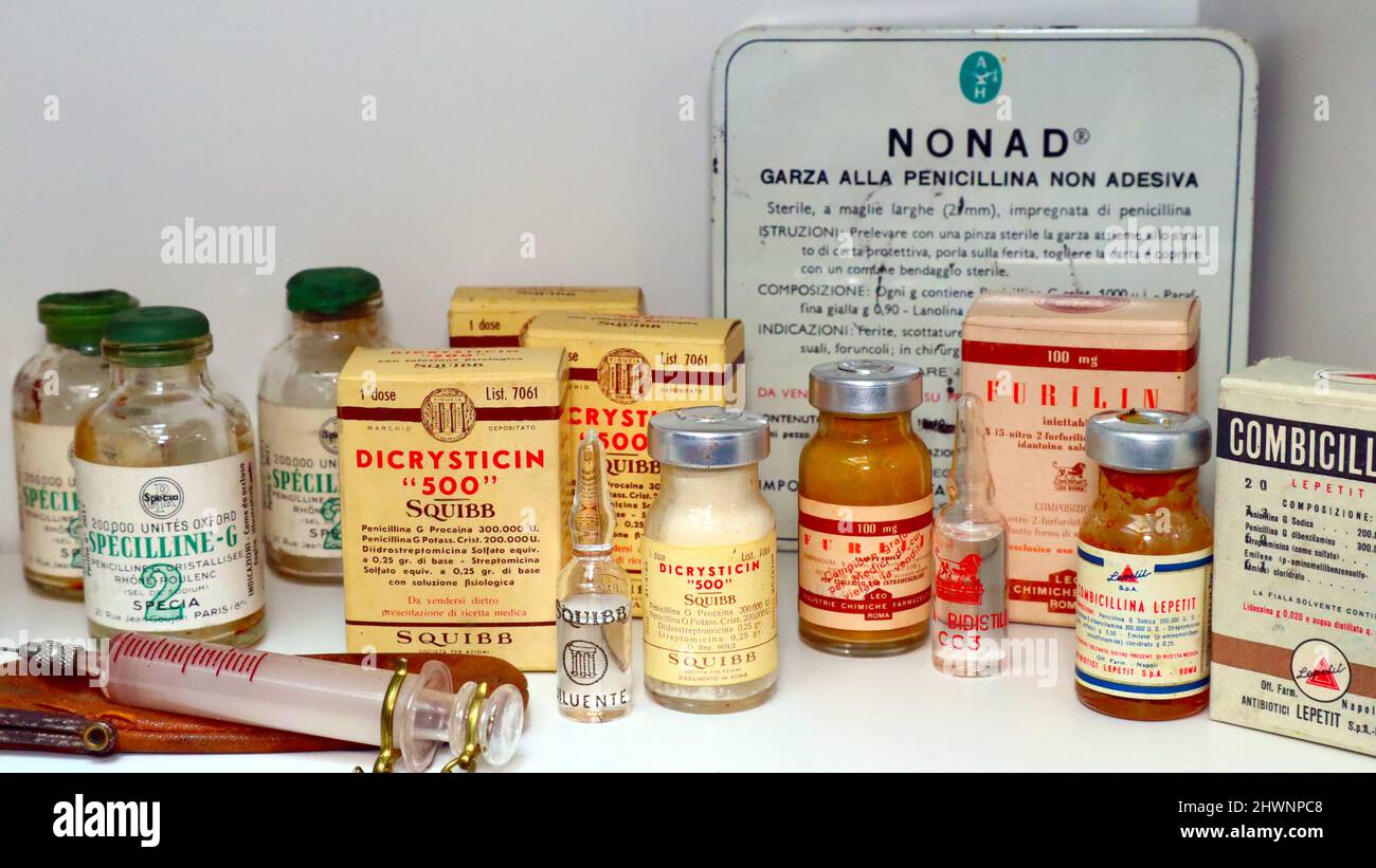 I vecchi medicinali della penicillina vintage sono visualizzati tra il 1950 e il 1960s Foto Stock