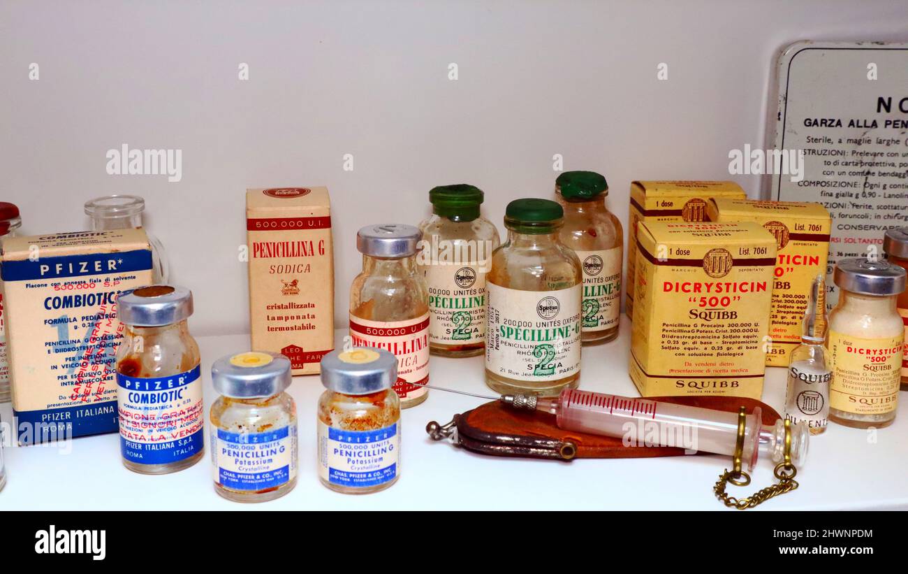 I vecchi medicinali della penicillina vintage sono visualizzati tra il 1950 e il 1960s Foto Stock