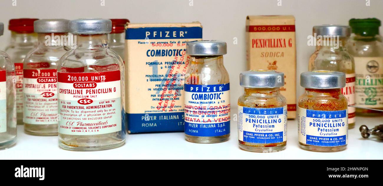 I vecchi medicinali della penicillina vintage sono visualizzati tra il 1950 e il 1960s Foto Stock