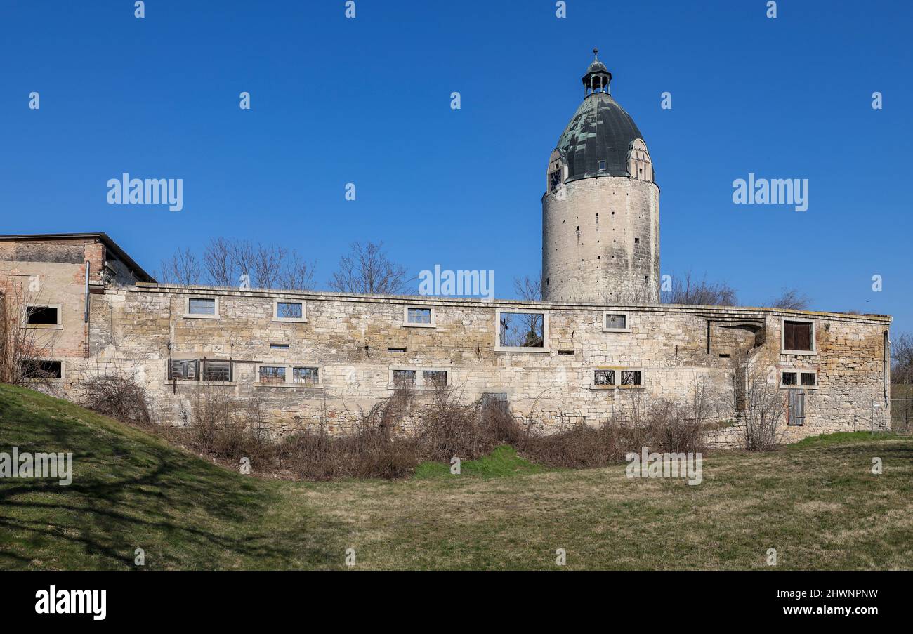 PRODUZIONE - 03 marzo 2022, Sassonia-Anhalt, Friburgo: Il castello di Neuenburg sopra la cittadina sul fiume Unstrut si erge dietro frammenti di muro. Il governo federale e lo stato della Sassonia-Anhalt stanziano 200 milioni di euro per il restauro di importanti monumenti culturali. 31 milioni di euro saranno destinati alla ristrutturazione del castello di Neuenburg. Lì, non solo le mura del castello devono essere rinnovate, ma l'intero castello esterno deve essere progettato in modo che i visitatori possano avere un'esperienza del castello. (A dpa: Implementazione di 200 milioni di pacchetto per ristrutturazione castello in ritardo) Foto: Jan WOI Foto Stock