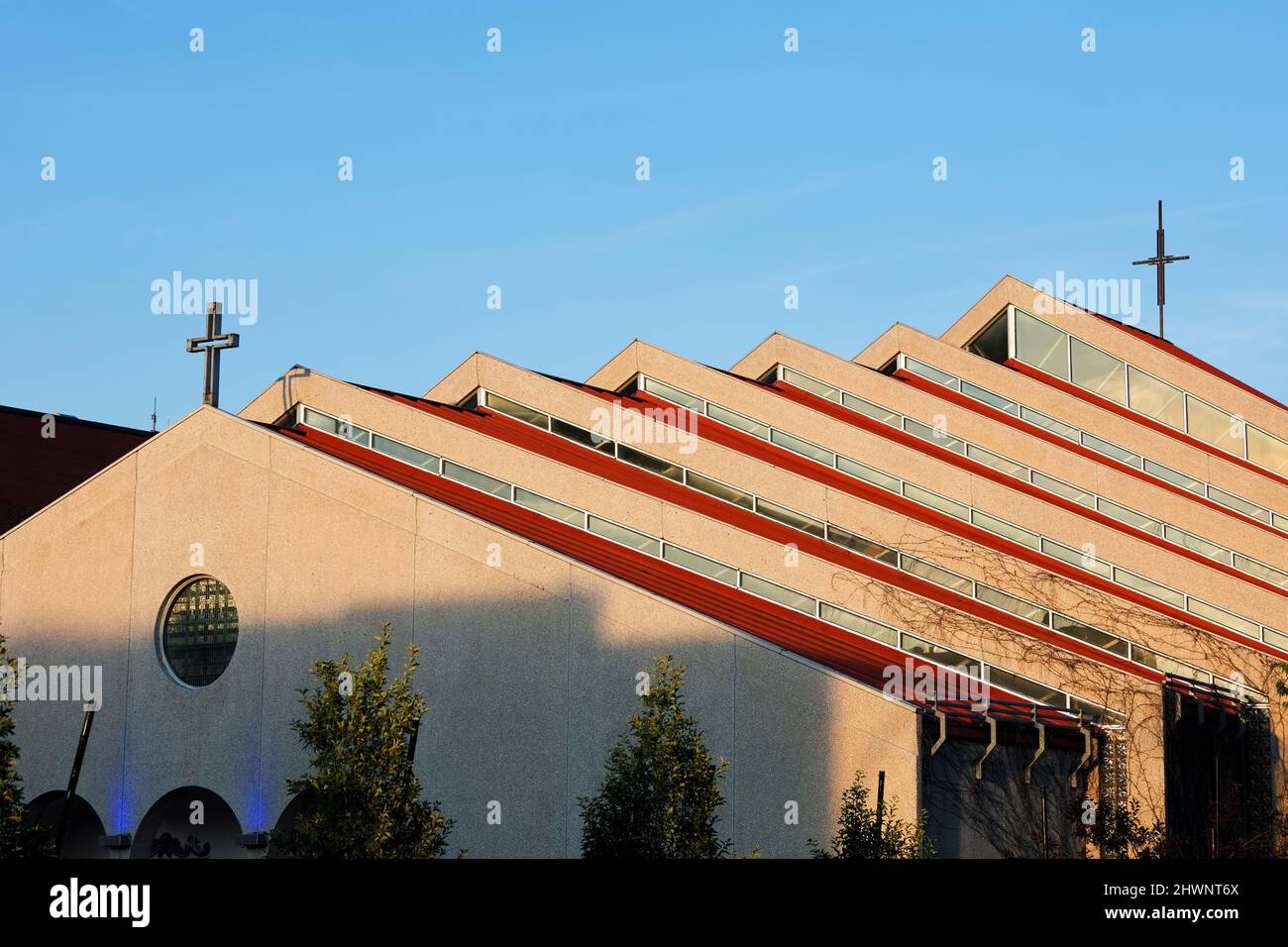 Esterno di un edificio moderno chiesa tetto e campanile a croce Foto Stock