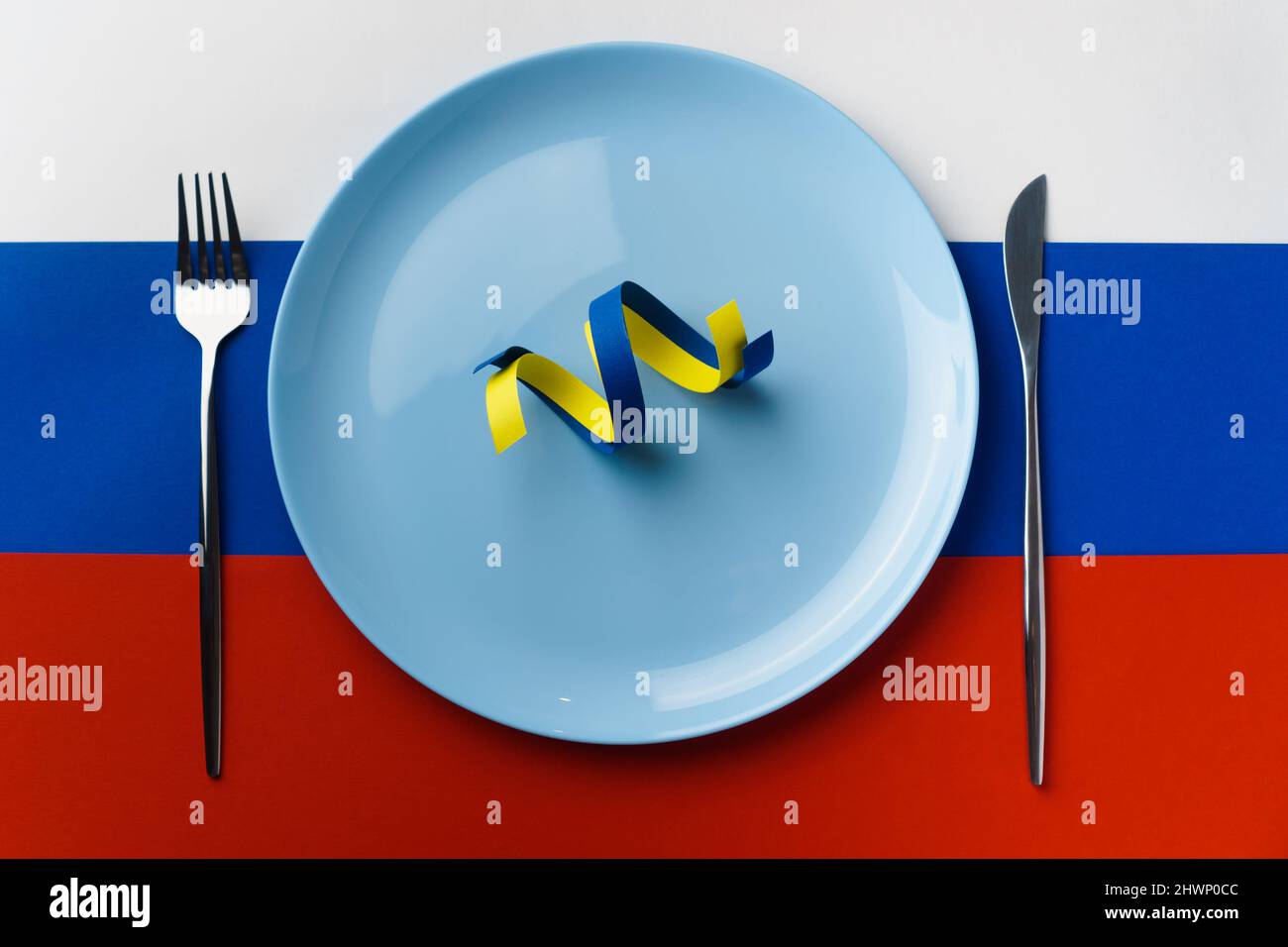 Nastri blu e giallo come simbolo dell'Ucraina sulla bandiera della Russia. La Russia vuole mangiare l'Ucraina Foto Stock