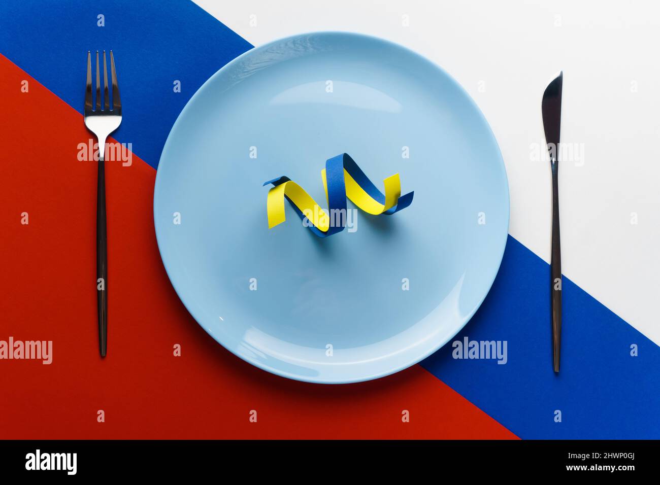 Nastri blu e giallo come simbolo dell'Ucraina sulla bandiera della Russia. La Russia vuole mangiare l'Ucraina Foto Stock