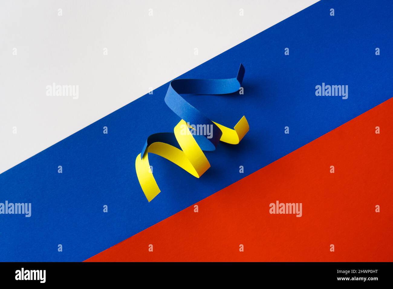 Nastri blu e giallo come simbolo dell'Ucraina sulla bandiera della Russia. Concetto di aggressione russa Foto Stock