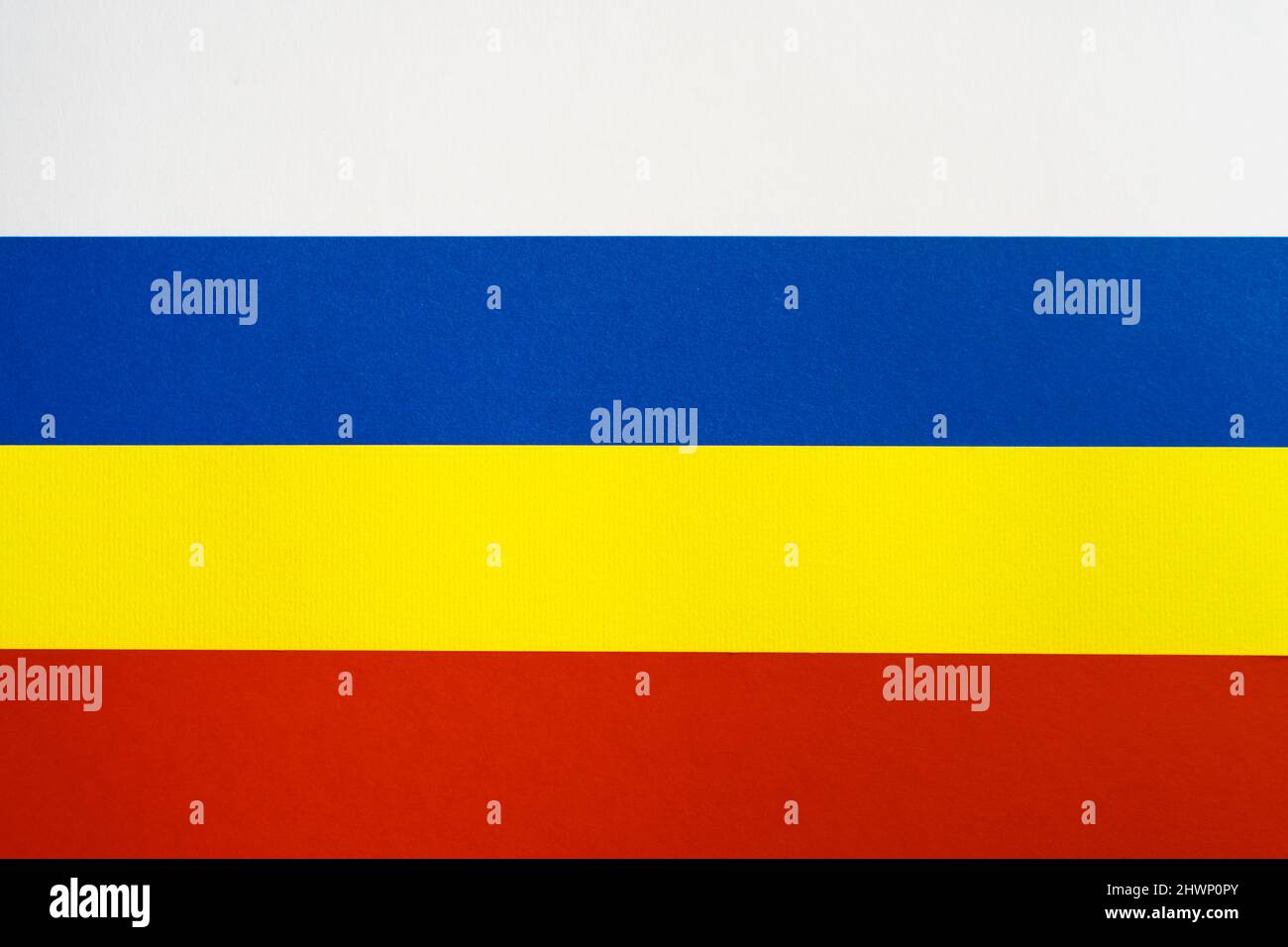 Bandiera Ucraina integrata in russo. Colori combinati della bandiera di Russia e Ucraina. Guerra in Ucraina Foto Stock