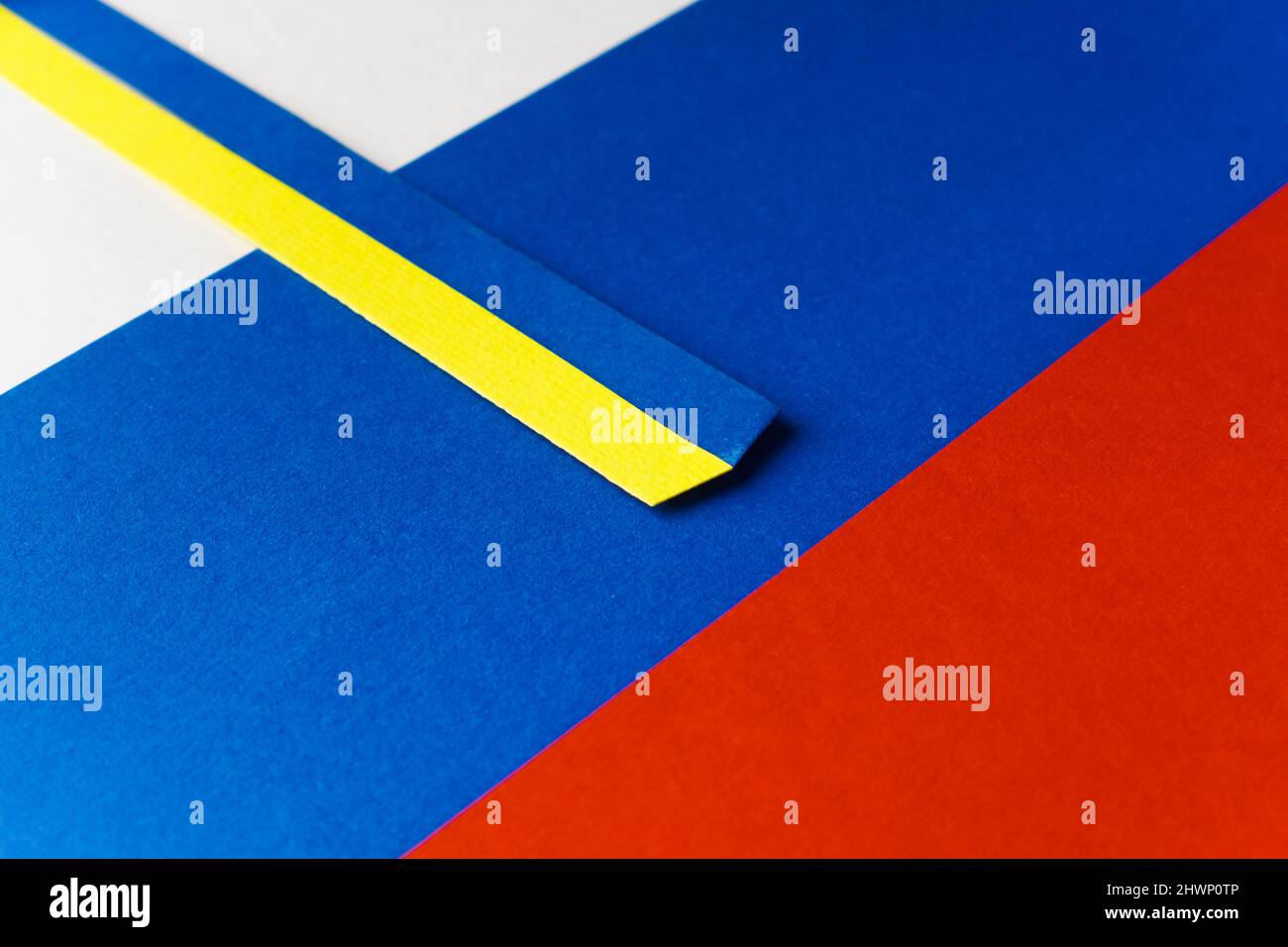La bandiera Ucraina si trova perpendicolare al russo. Colori combinati della bandiera di Russia e Ucraina Foto Stock