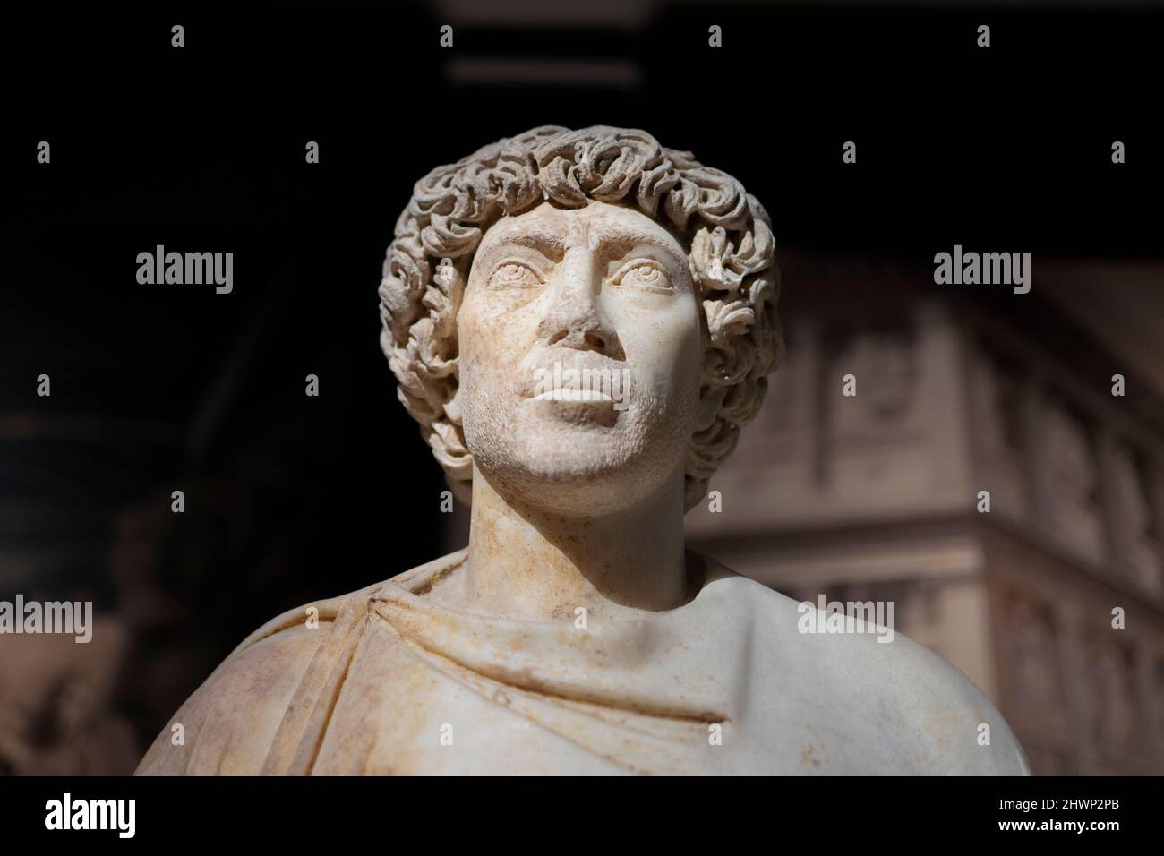 Statua di marmo di un Giudice romano di Afrodisia antica città, 5th secolo d.C. Museo Archeologico di Istanbul, Turchia. Foto Stock