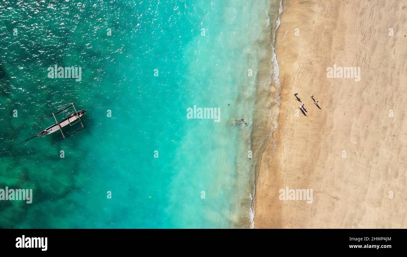 Mare azzurro attorno all'Aeroporto Internazionale. Jimbaran Beach bali sullo sfondo scenario cielo blu con le nuvole. Bali, Indonesia Foto Stock