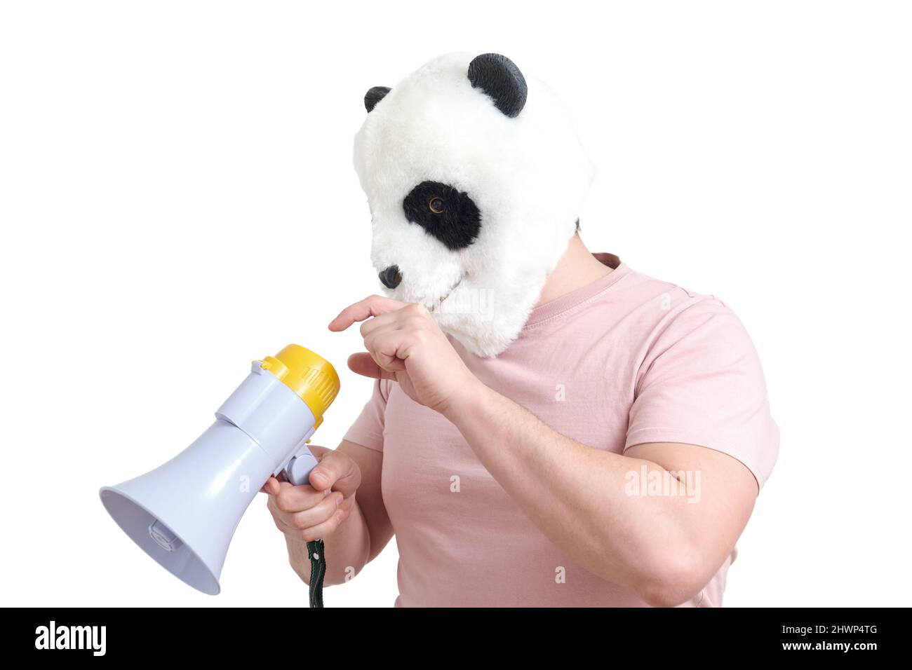 Uomo che indossa una maschera panda testa che accende il megafono, isolato. Foto Stock