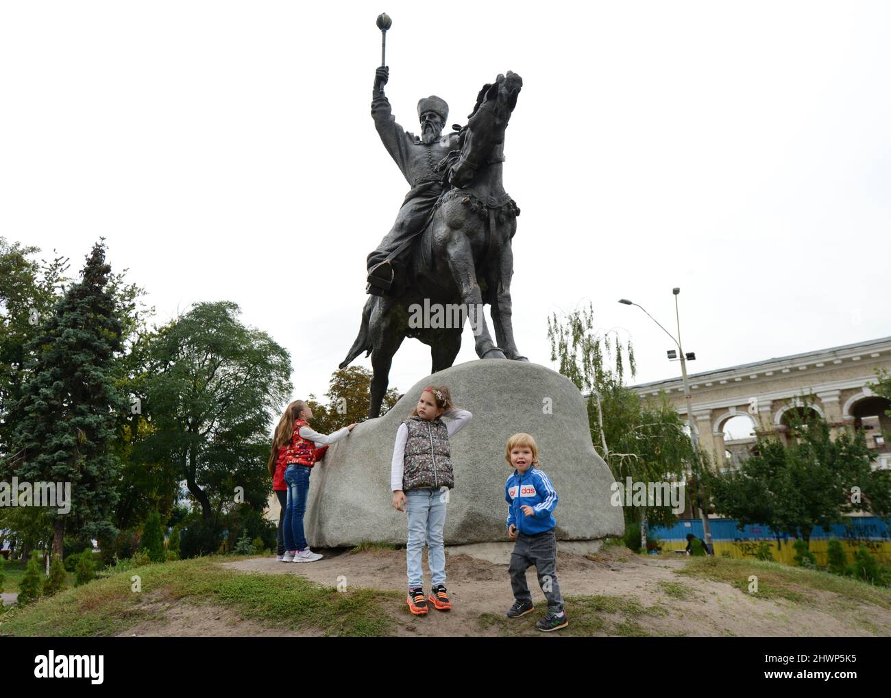 Bambini ucraini che giocano dal Monumento Petra Sagaidachnogo a Kiev, Ucraina. Foto Stock