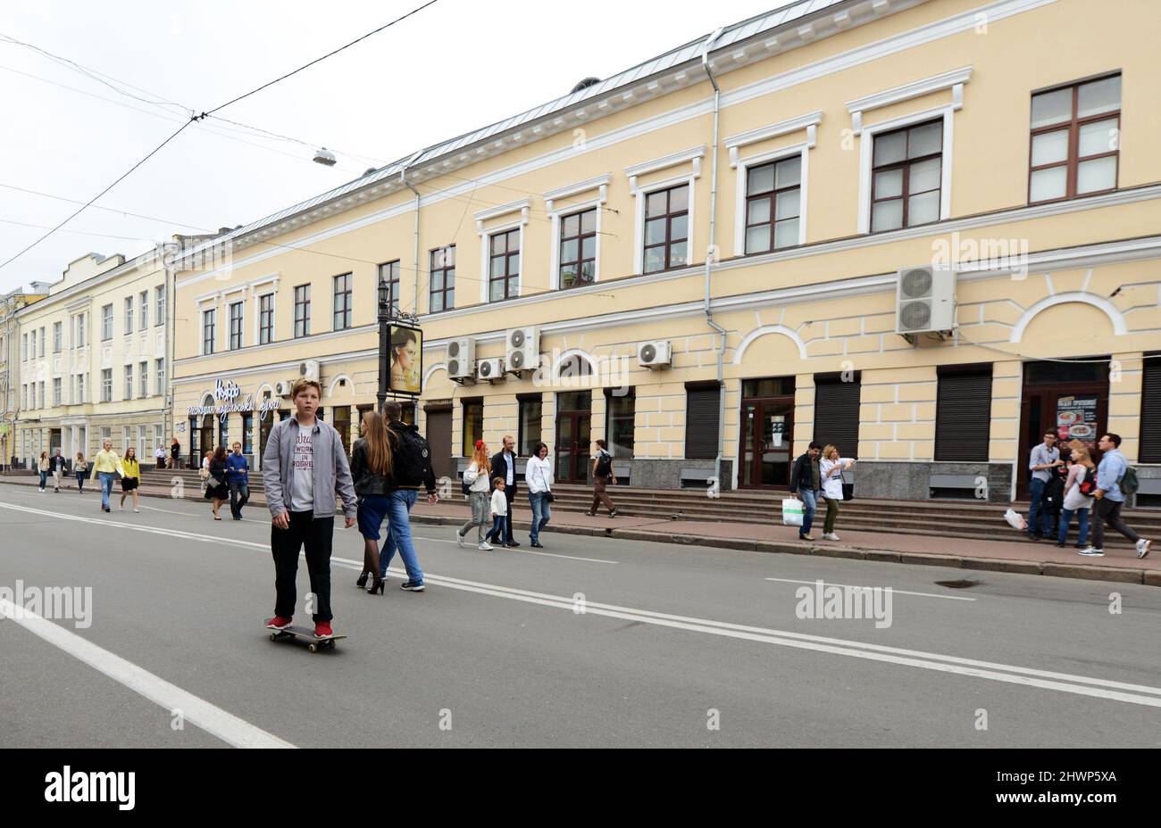 La vivace Petra Sahaidachnoho strada nel quartiere Podil a Kiev, Ucraina. Foto Stock