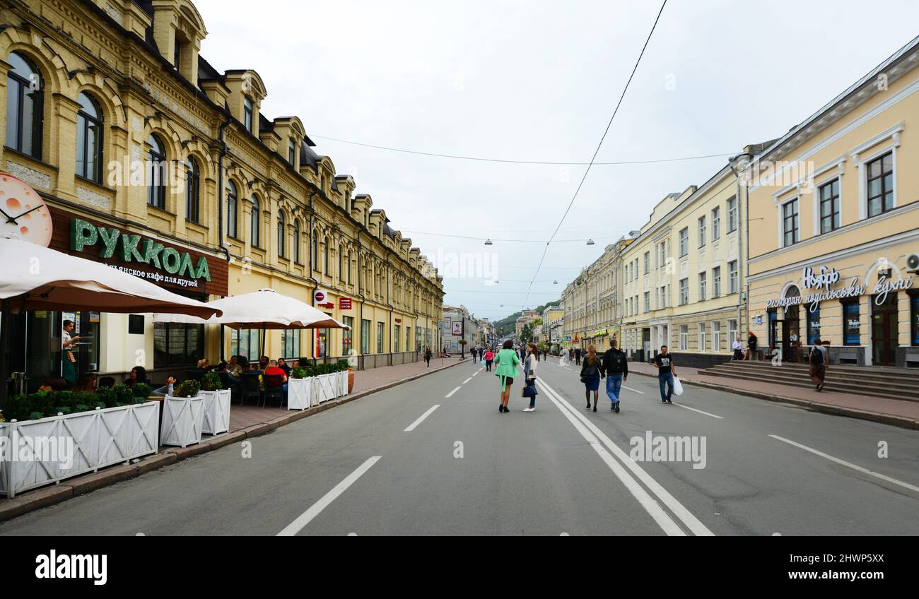 La vivace Petra Sahaidachnoho strada nel quartiere Podil a Kiev, Ucraina. Foto Stock