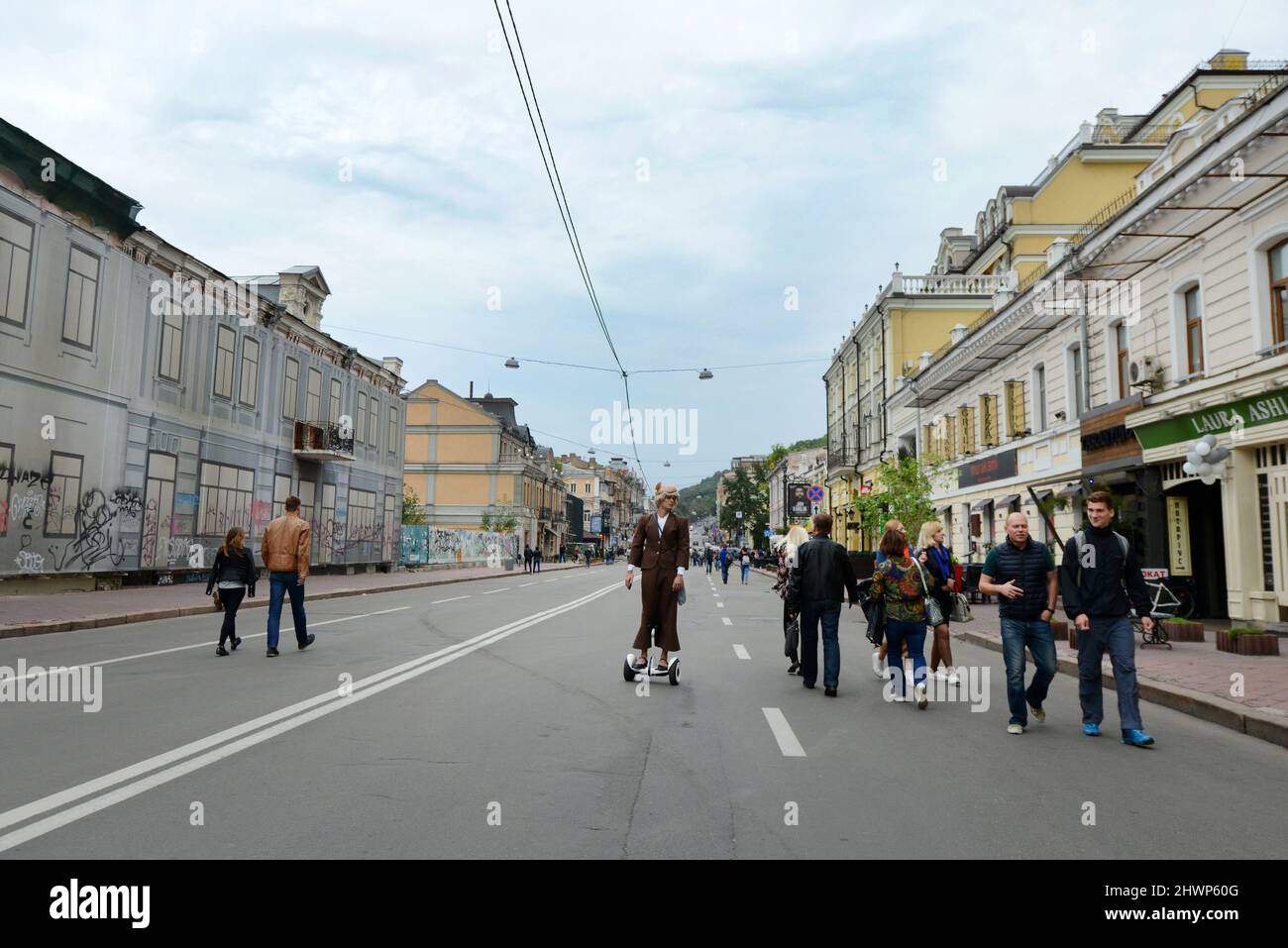 La vivace Petra Sahaidachnoho strada nel quartiere Podil a Kiev, Ucraina. Foto Stock