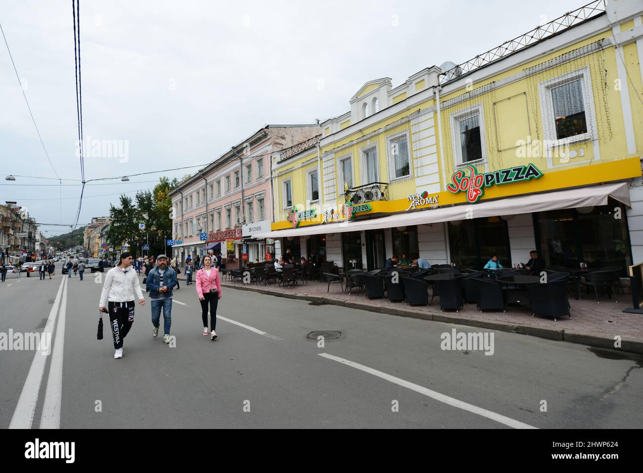 La vivace Petra Sahaidachnoho strada nel quartiere Podil a Kiev, Ucraina. Foto Stock