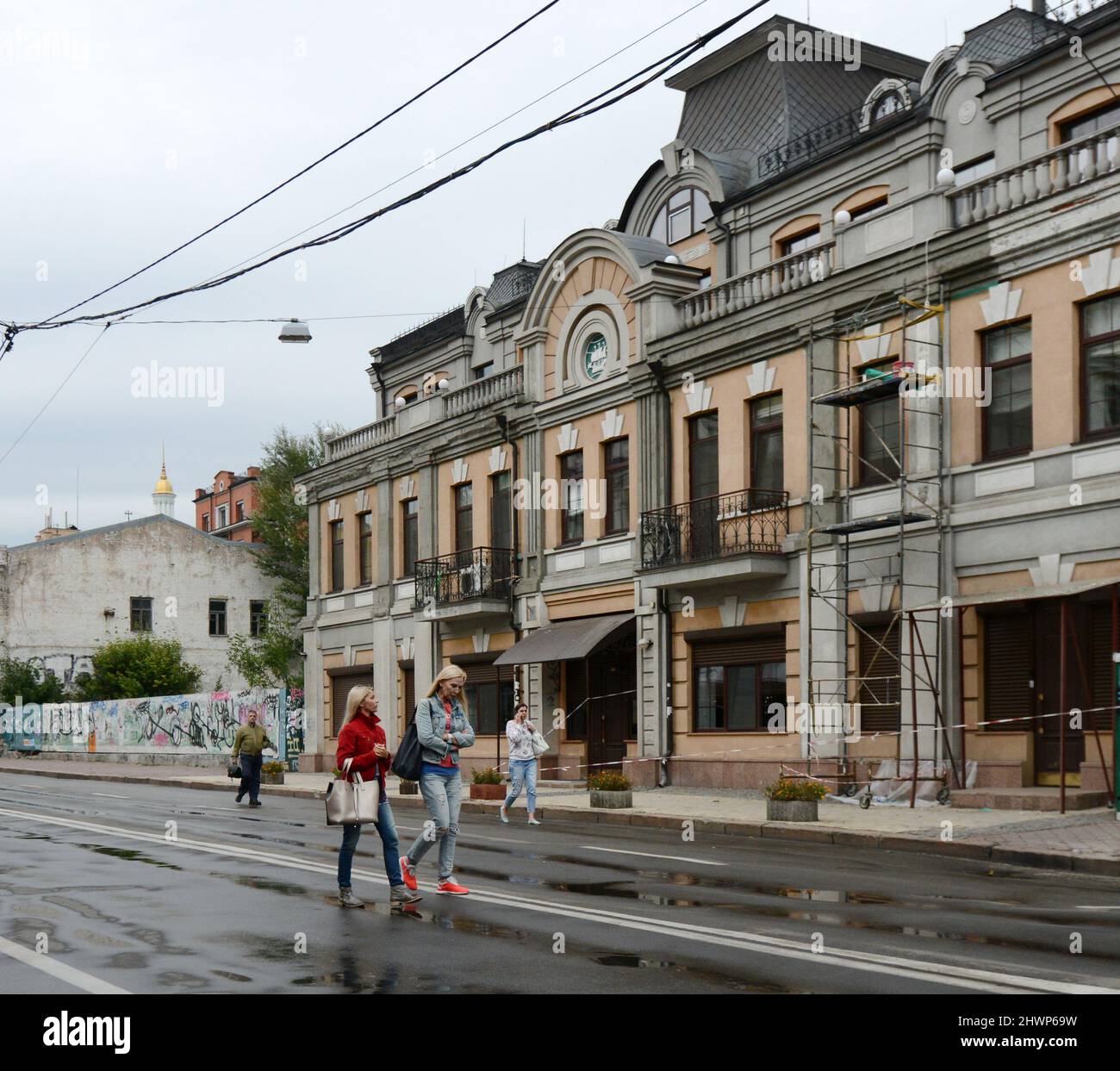 La vivace Petra Sahaidachnoho strada nel quartiere Podil a Kiev, Ucraina. Foto Stock