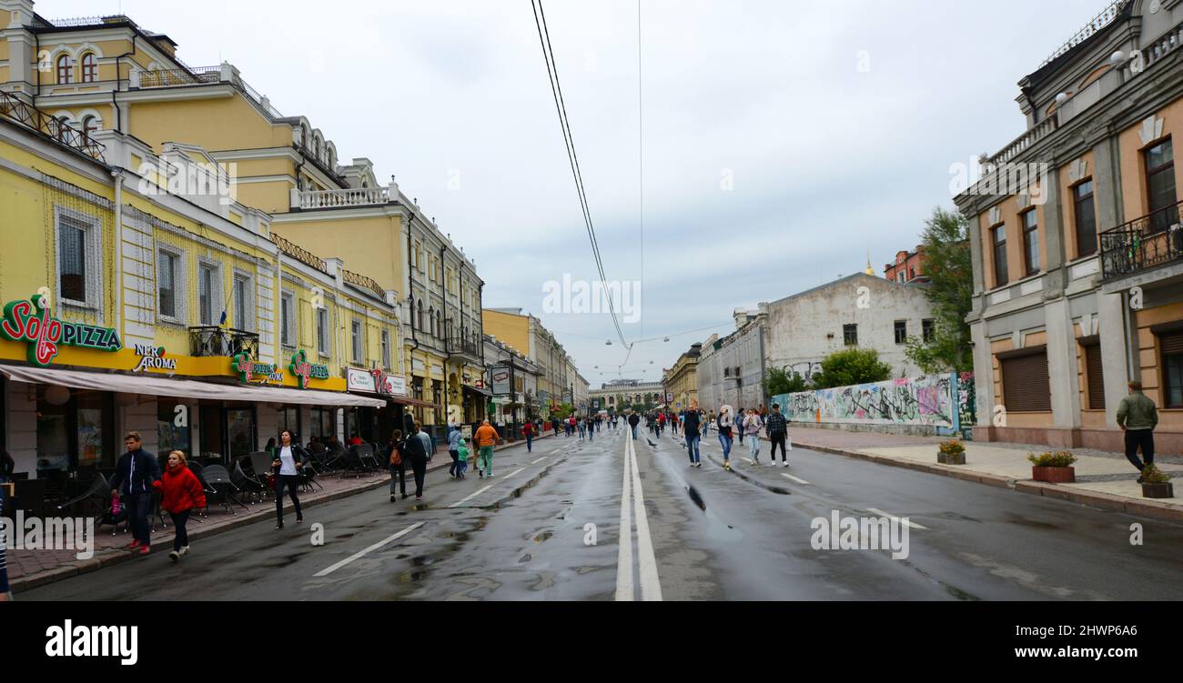 La vivace Petra Sahaidachnoho strada nel quartiere Podil a Kiev, Ucraina. Foto Stock