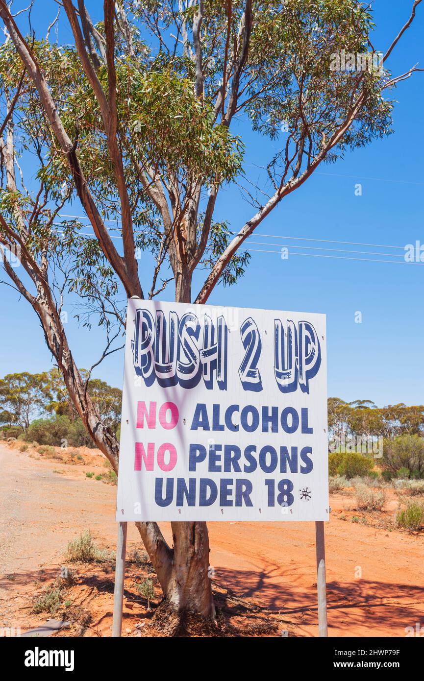 Segno per il gioco di Two Up, un gioco di moneta di gioco tradizionale giocato nell'Outback durante l'era della corsa dell'oro, Kalgoorlie, Australia occidentale, WA, Austr Foto Stock