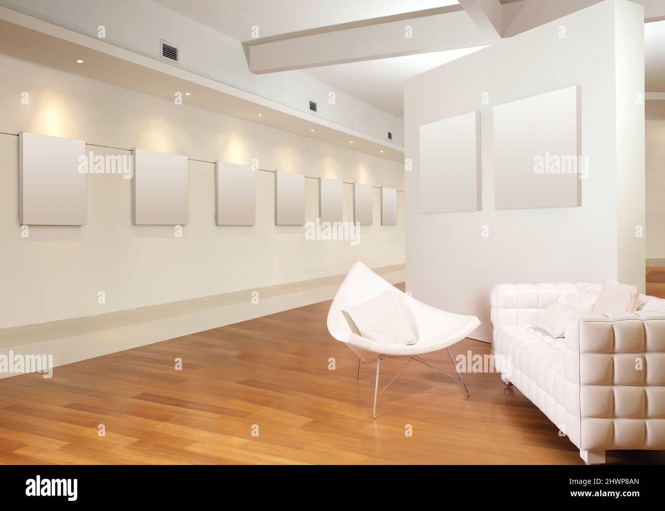 Sala galleria d'arte con divano e cornice vuota a parete Foto Stock