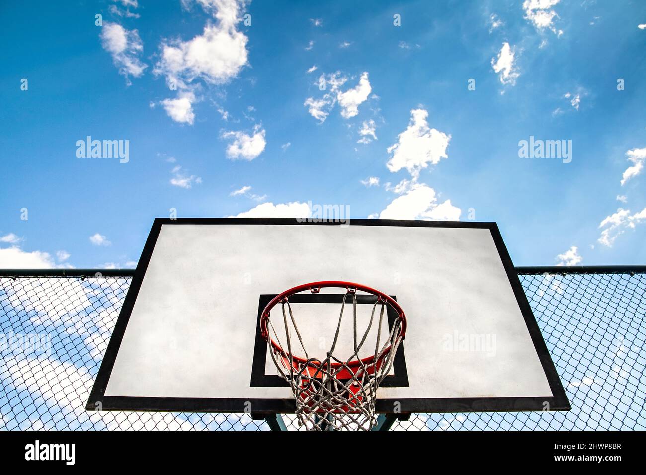 Anello di Streetball all'aperto. Cielo blu come sfondo e spazio di copia. Urban gioco giovanile. Foto Stock