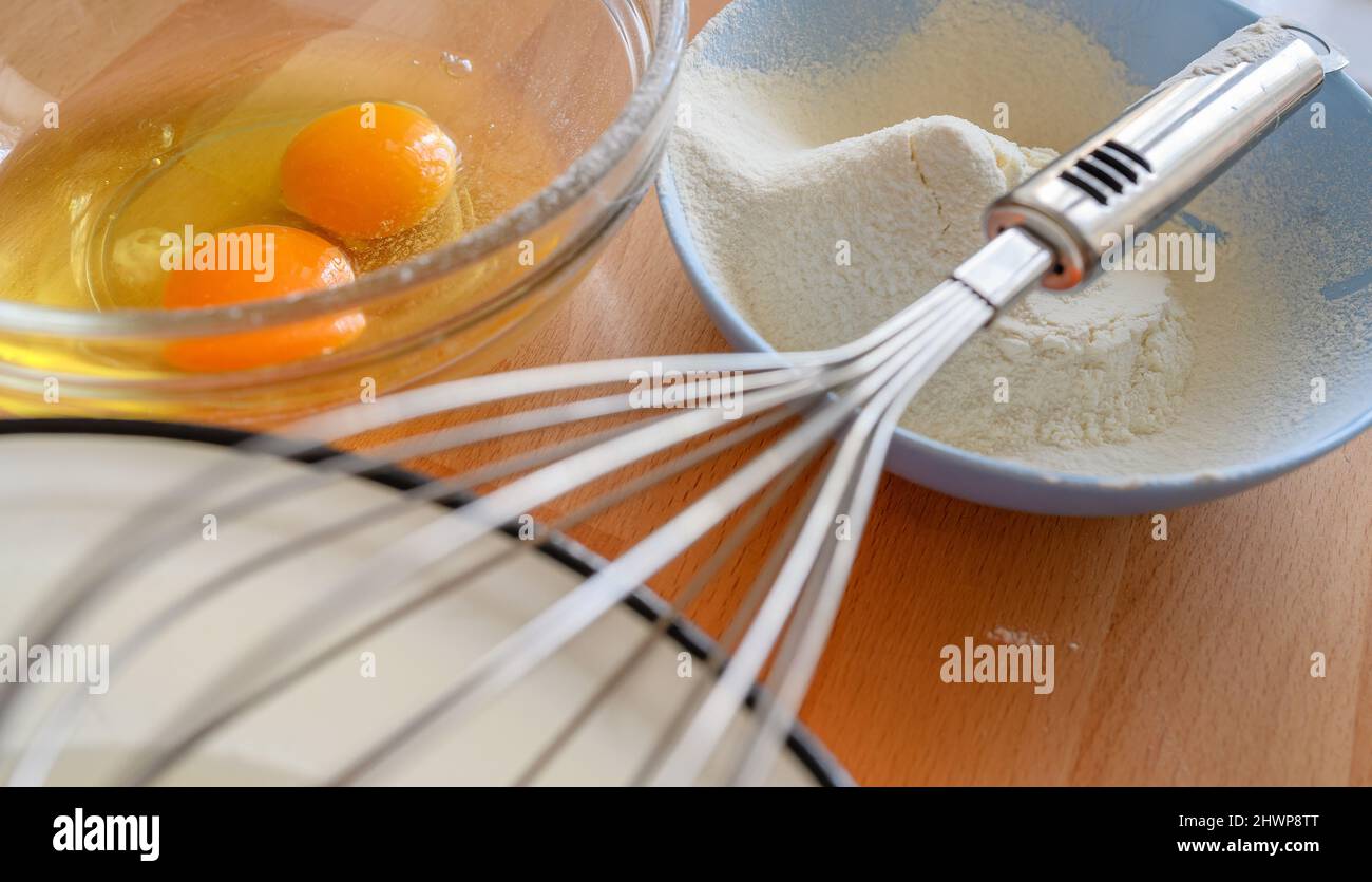 Ingredienti preparati per la cottura di torte fatte in casa sul banco della cucina. Foto Stock