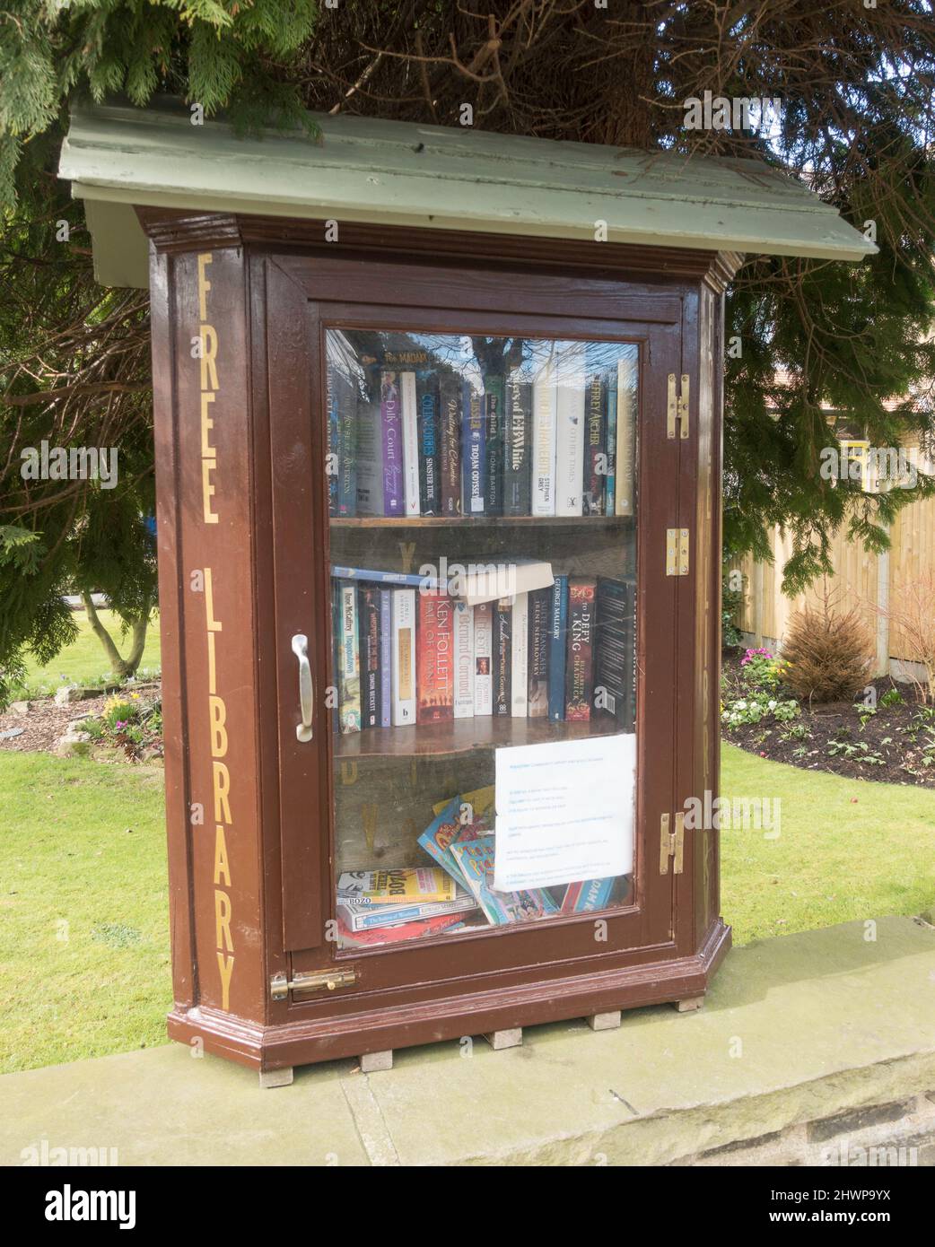 Roundhay Community Library Book Exchange box, Leeds, Inghilterra, Regno Unito Foto Stock